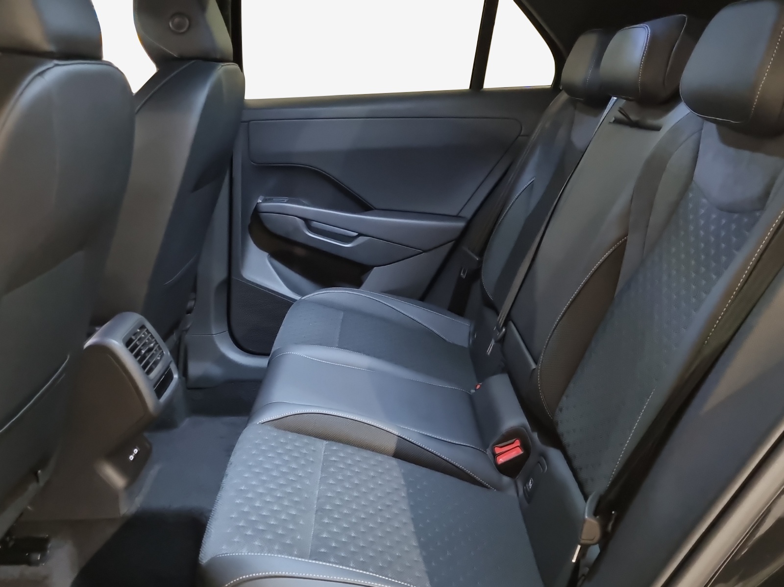 VW T-Roc 1.5 eTSI mHEV R-Line DSG-image-11
