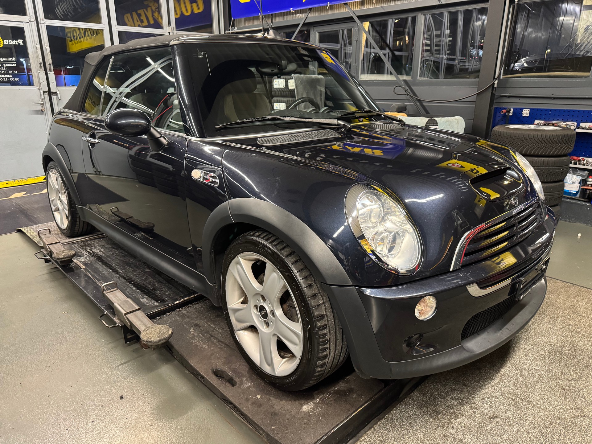 MINI Cooper S Cabriolet-image-1