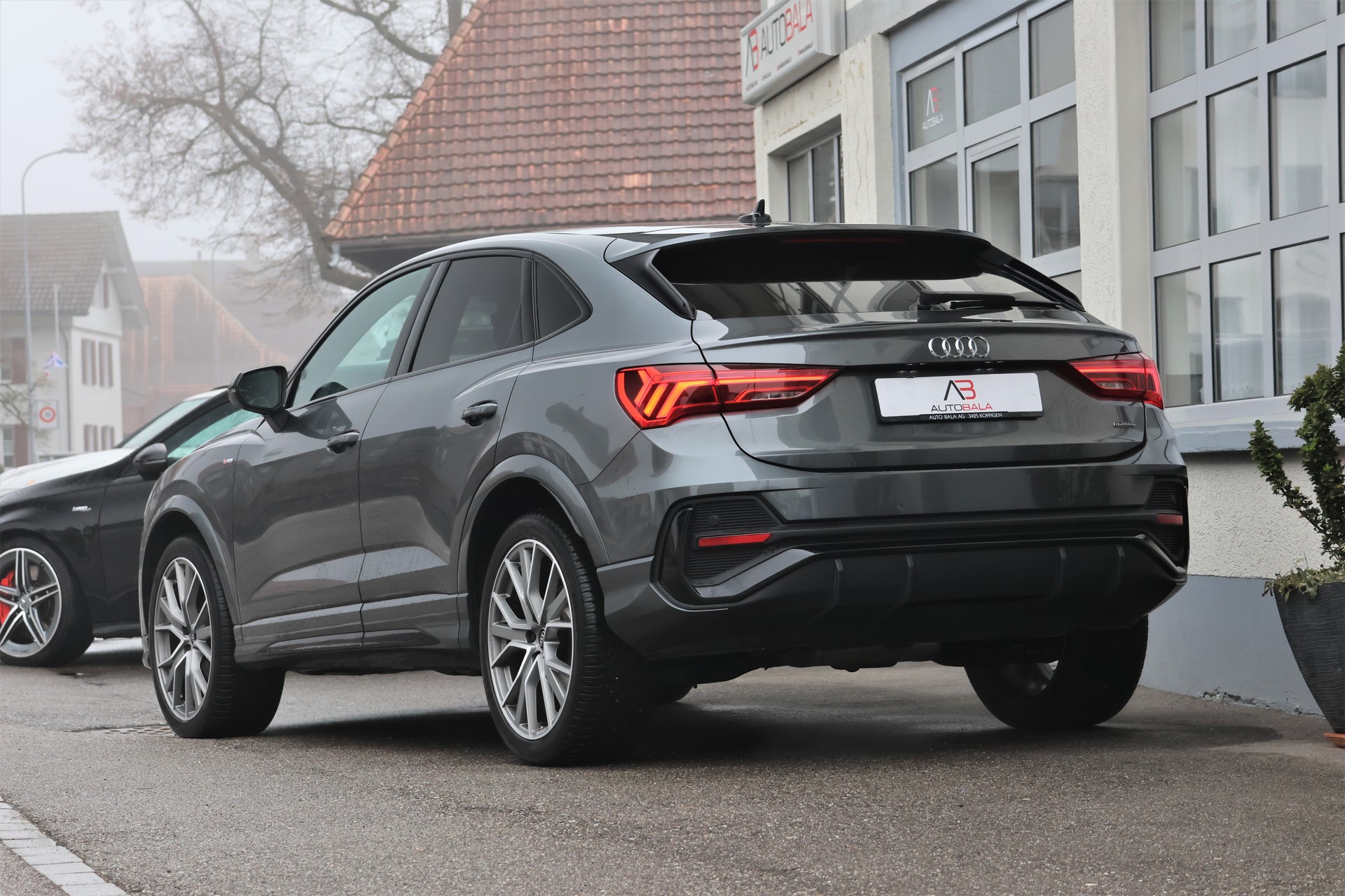 AUDI Q3 Sportback 35 TDI S line quattro S-tronic (CH)-image-2