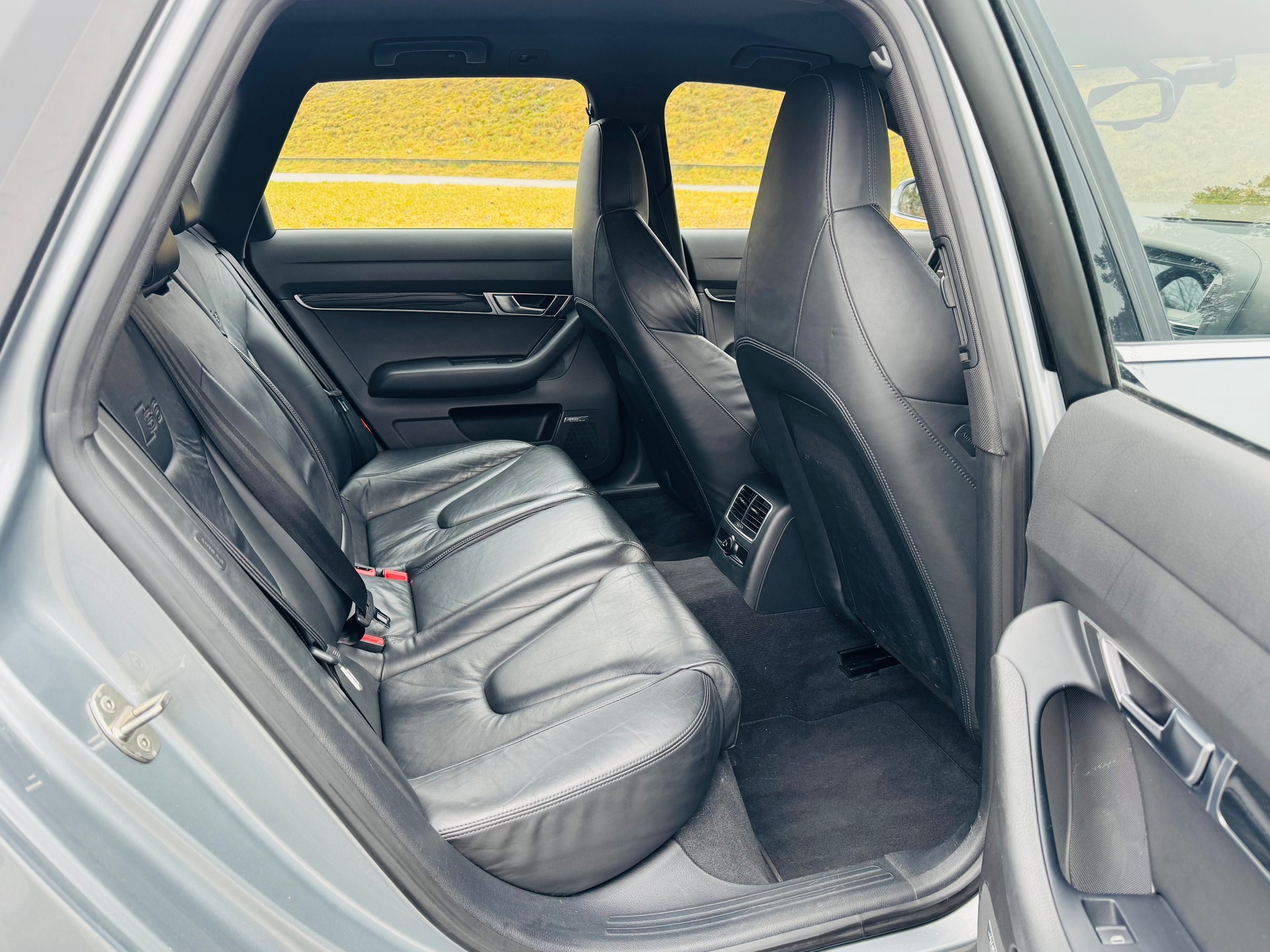 AUDI S6 Avant 5.2 V10 quattro tiptronic-image-12