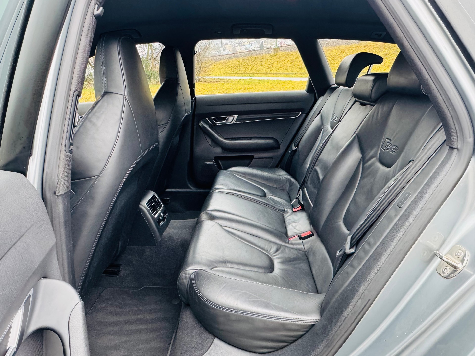 AUDI S6 Avant 5.2 V10 quattro tiptronic-image-13
