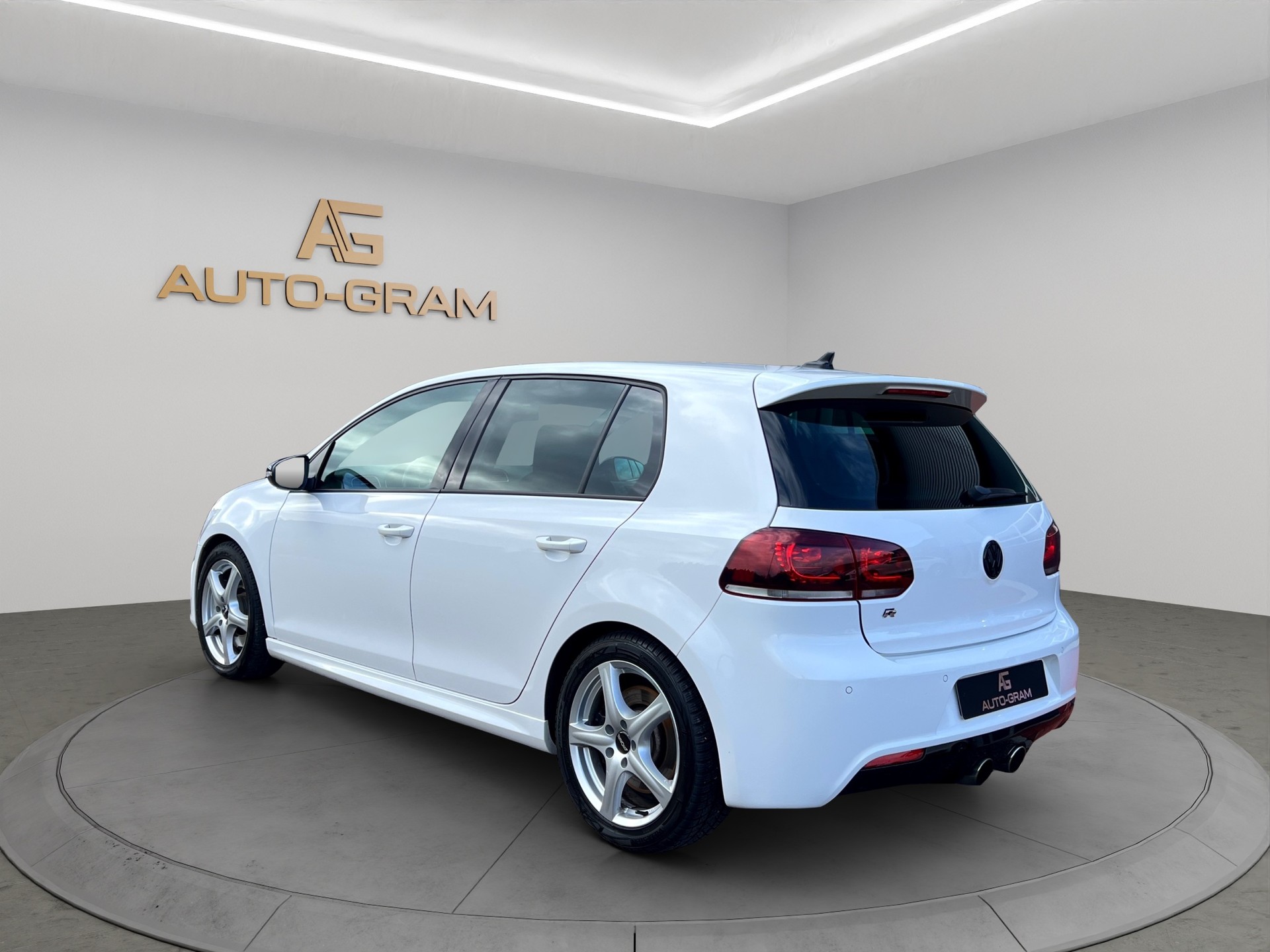 VW Golf 2.0 TSI R 4Motion DSG-image-2