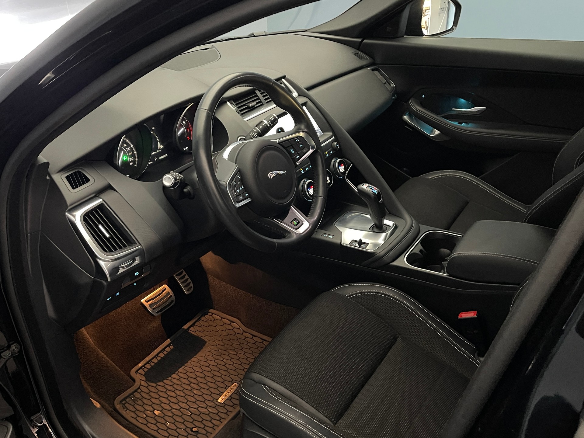 JAGUAR E-Pace 2.0 T 200 R-Dynamic AWD-image-6