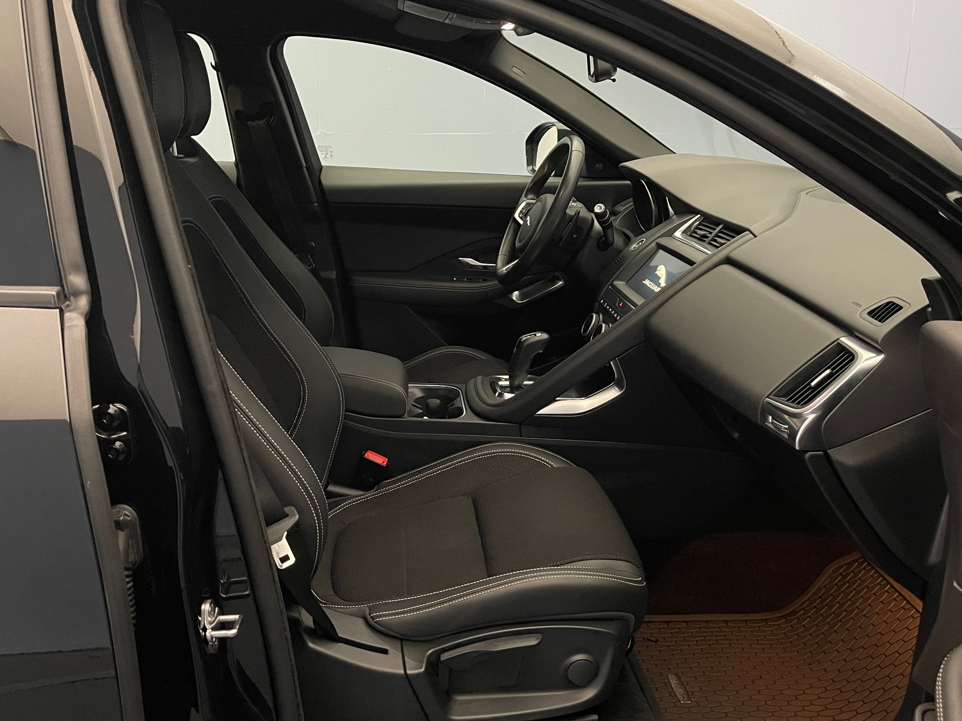 JAGUAR E-Pace 2.0 T 200 R-Dynamic AWD-image-8
