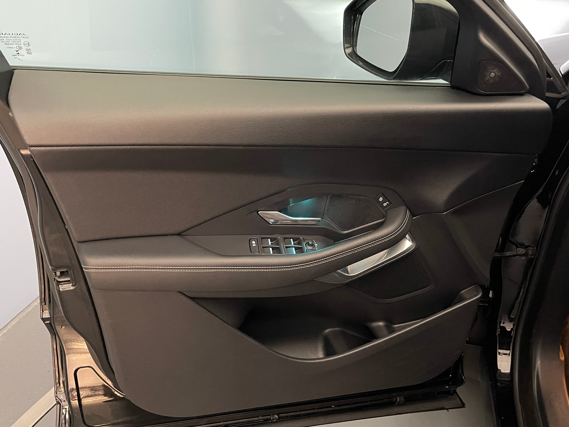 JAGUAR E-Pace 2.0 T 200 R-Dynamic AWD-image-5