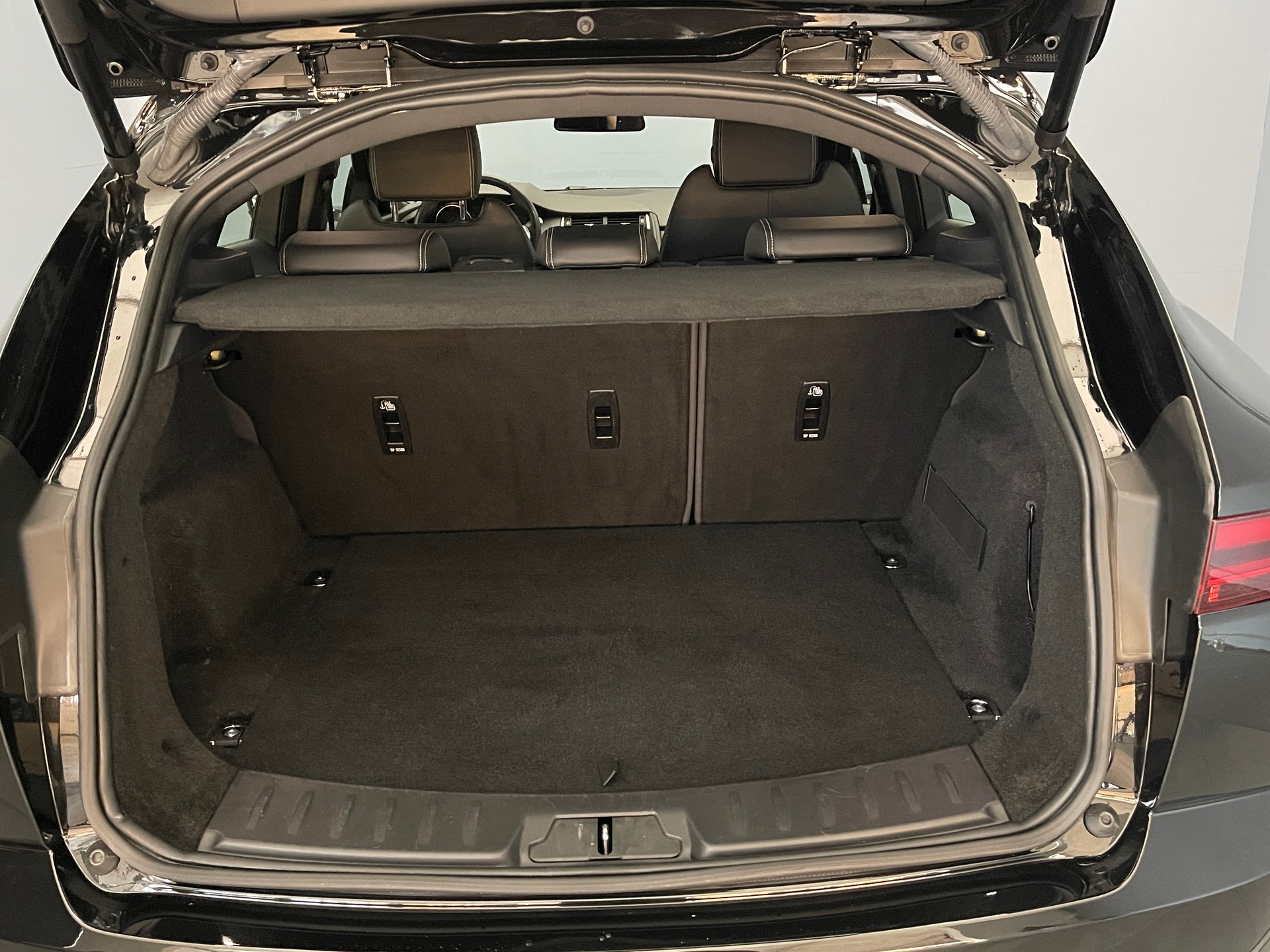JAGUAR E-Pace 2.0 T 200 R-Dynamic AWD-image-11