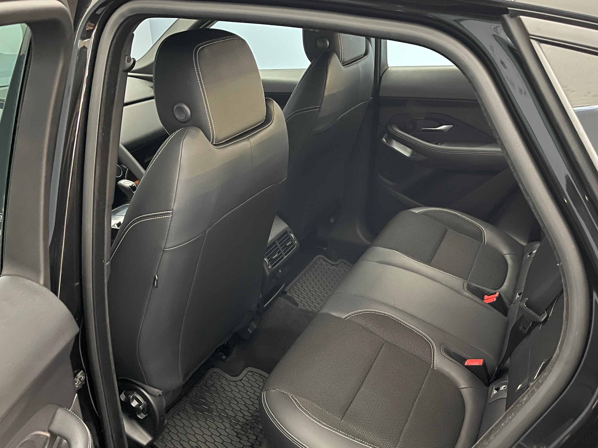 JAGUAR E-Pace 2.0 T 200 R-Dynamic AWD-image-9