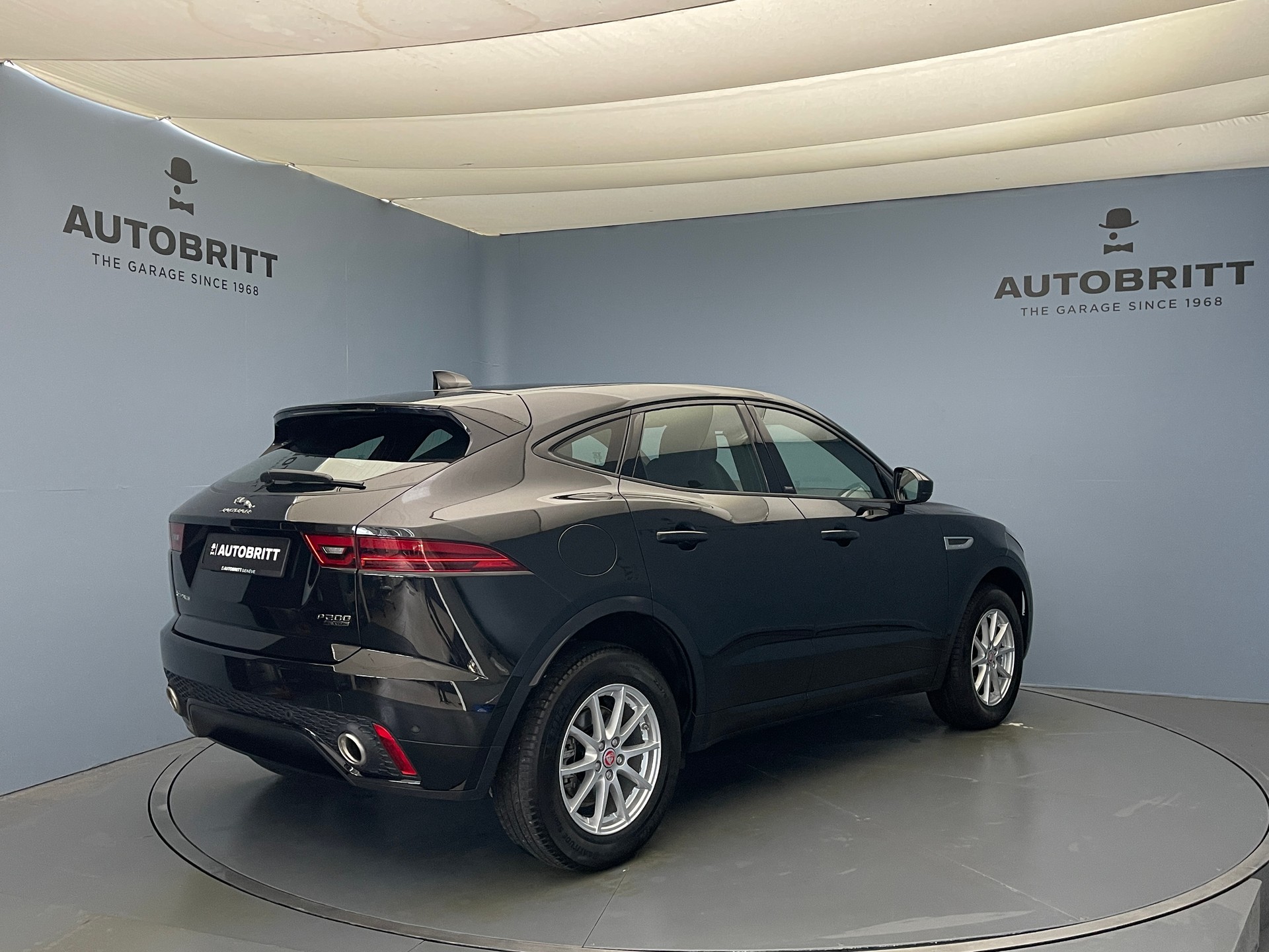JAGUAR E-Pace 2.0 T 200 R-Dynamic AWD-showroom-element-3