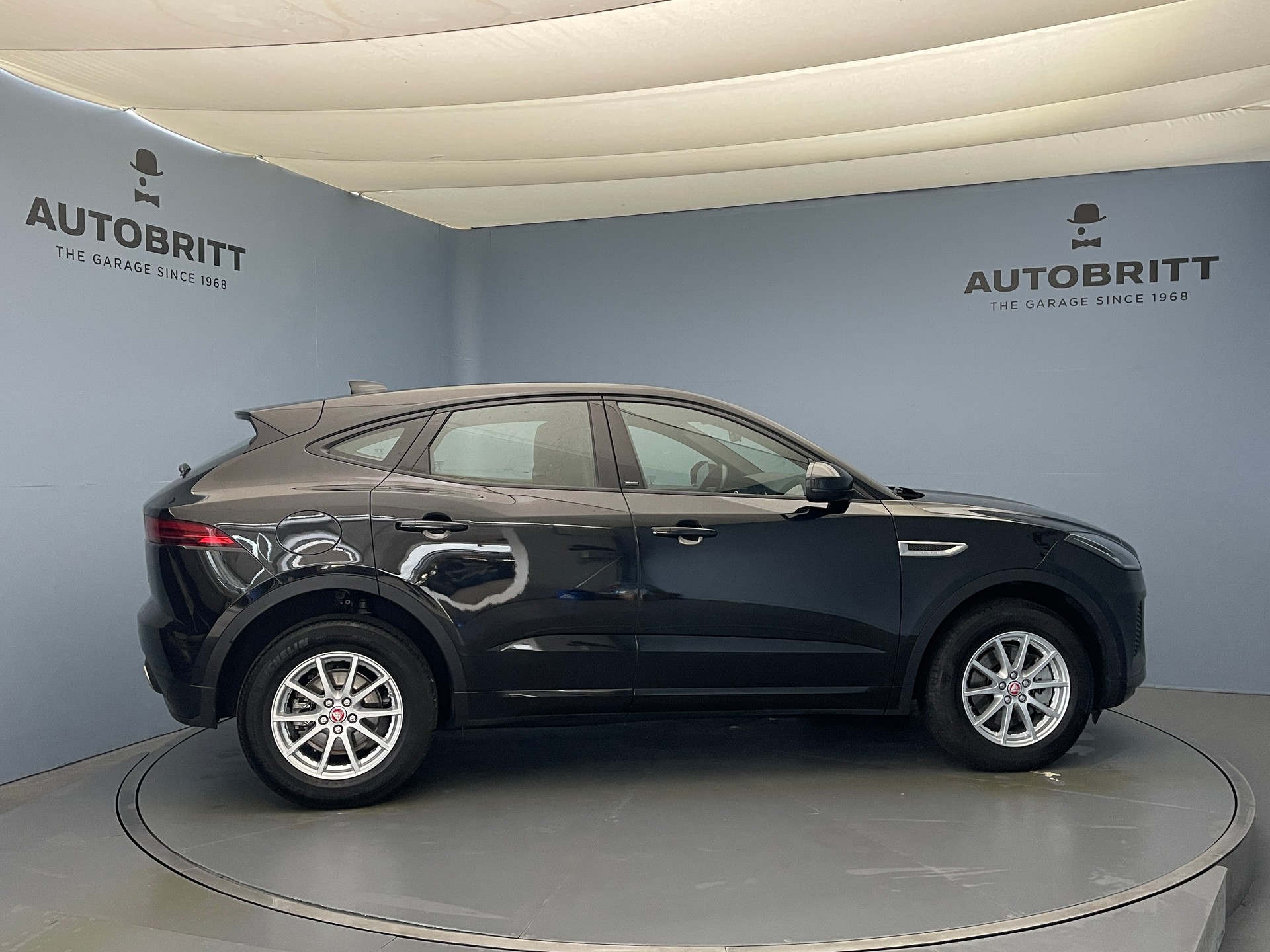 JAGUAR E-Pace 2.0 T 200 R-Dynamic AWD-showroom-element-2