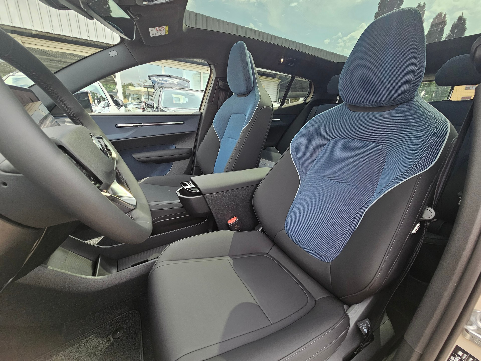 VOLVO EX30 Cross Country E60 69kWh Twin Performance AWD-image-7