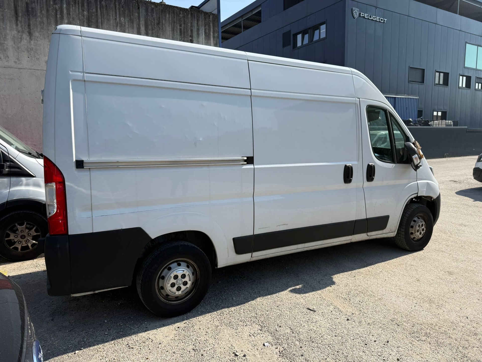 PEUGEOT Boxer 2.2 HDI 335 Pro L2H2-image-3