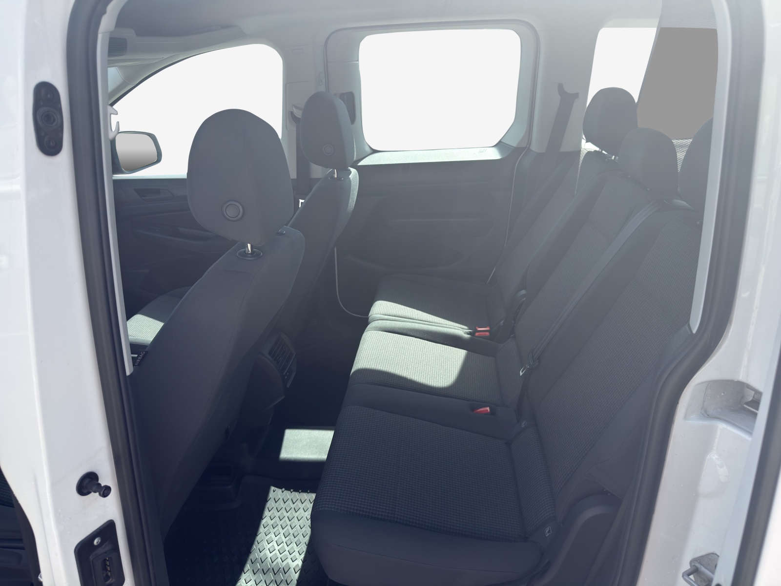 VW Caddy 2.0 TDI DSG-image-11