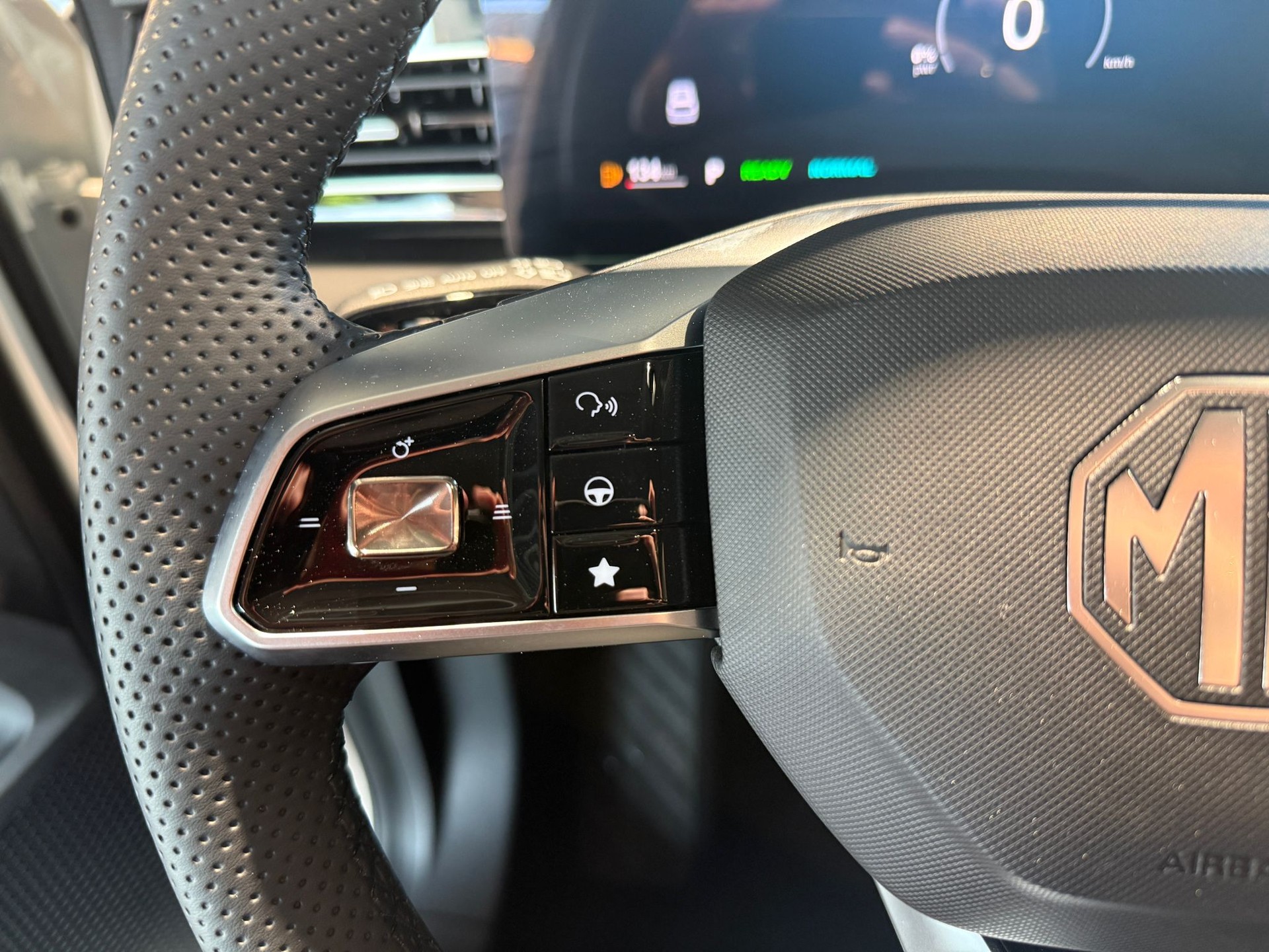 MG HS 1.5 T HEV Luxury-image-12