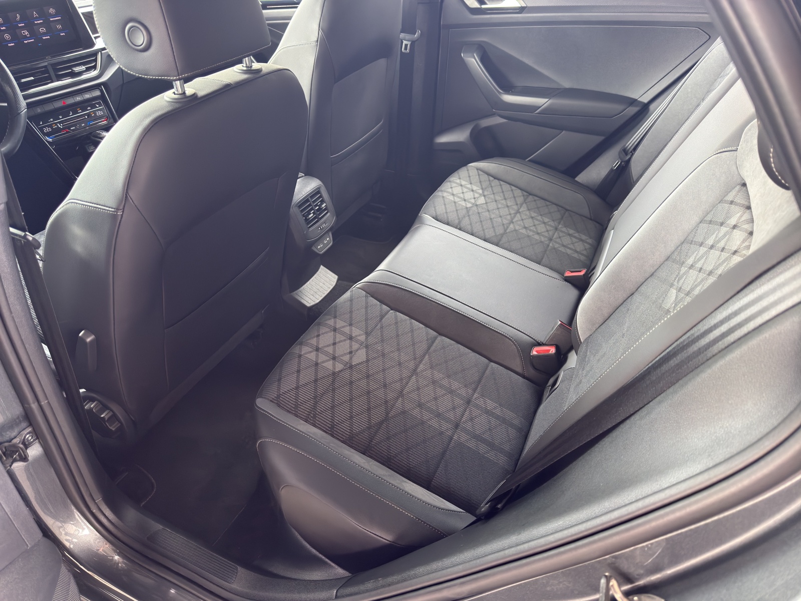 VW T-Roc 2.0 TSI R-Line DSG 4Motion-image-11