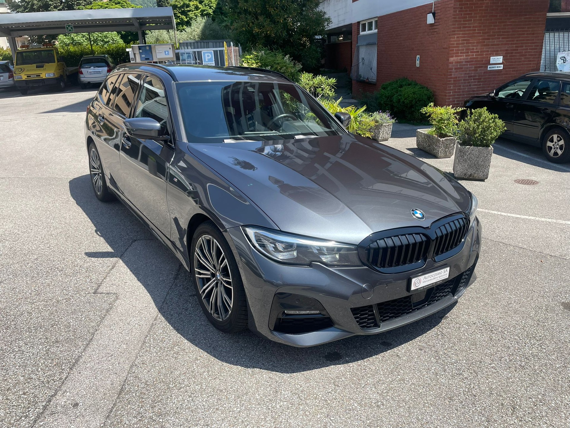 BMW 330i xDrive Pure M Sport Steptronic-image-2