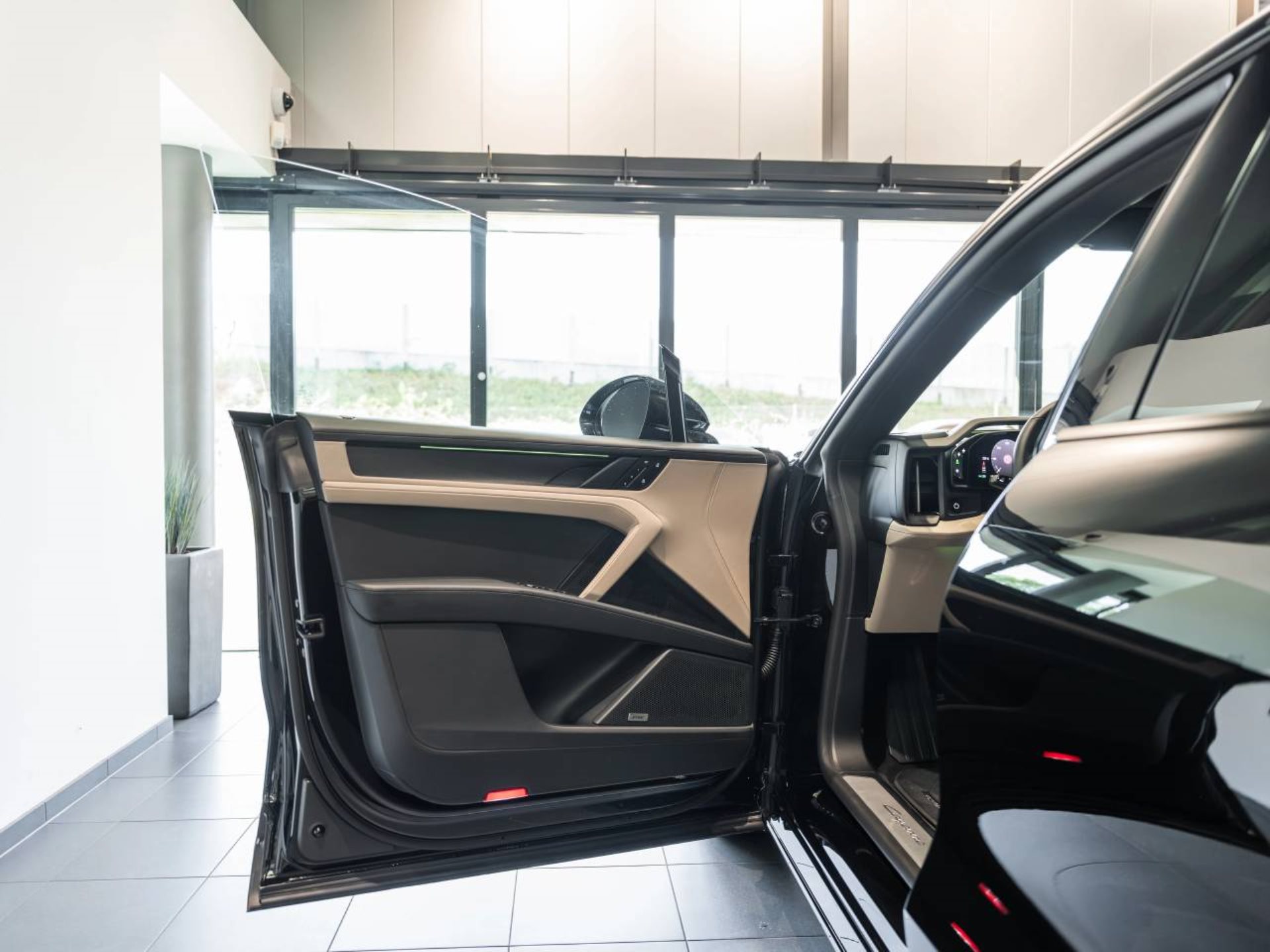 PORSCHE Cayenne Electric-image-20