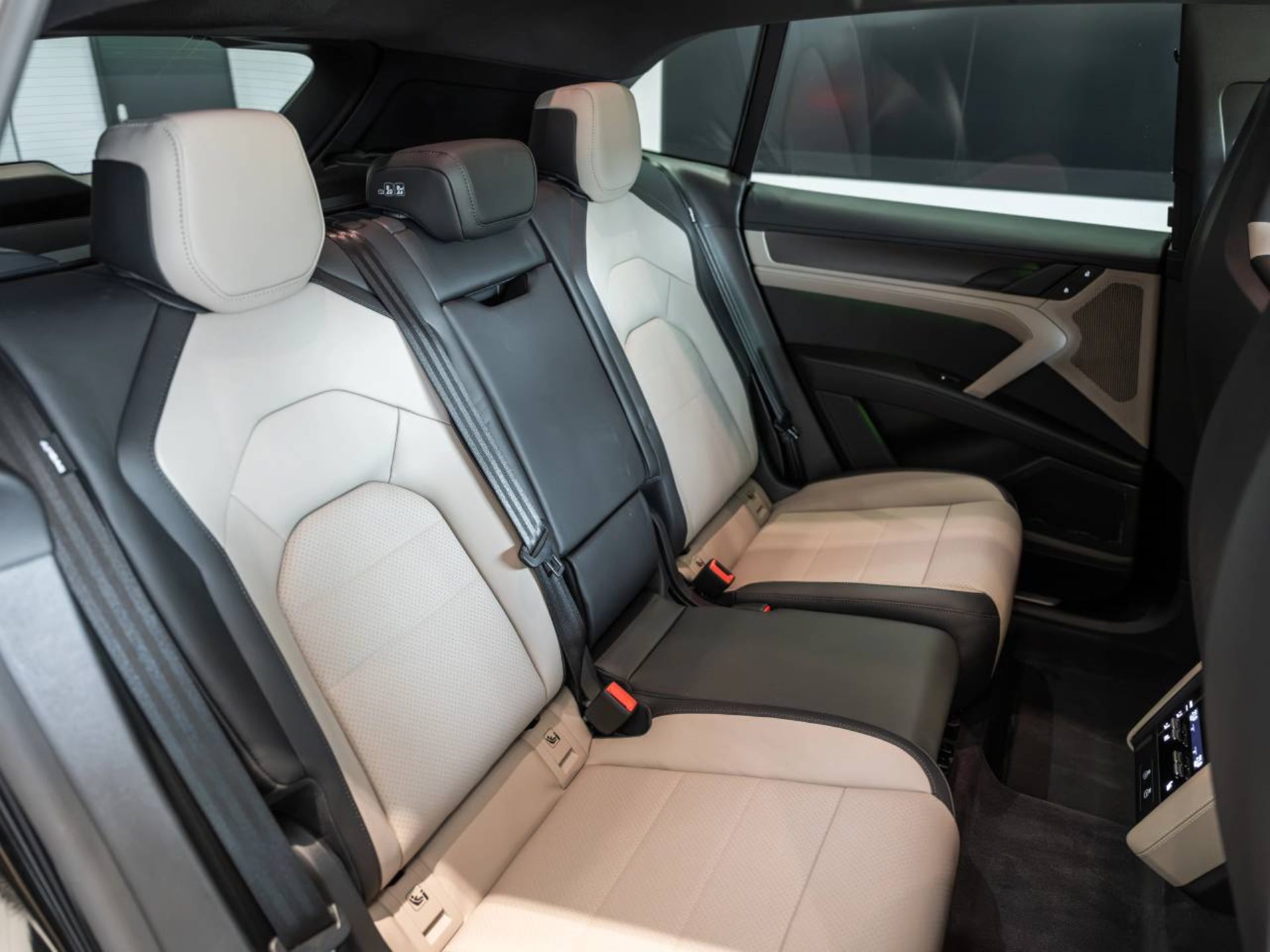 PORSCHE Cayenne Electric-image-19