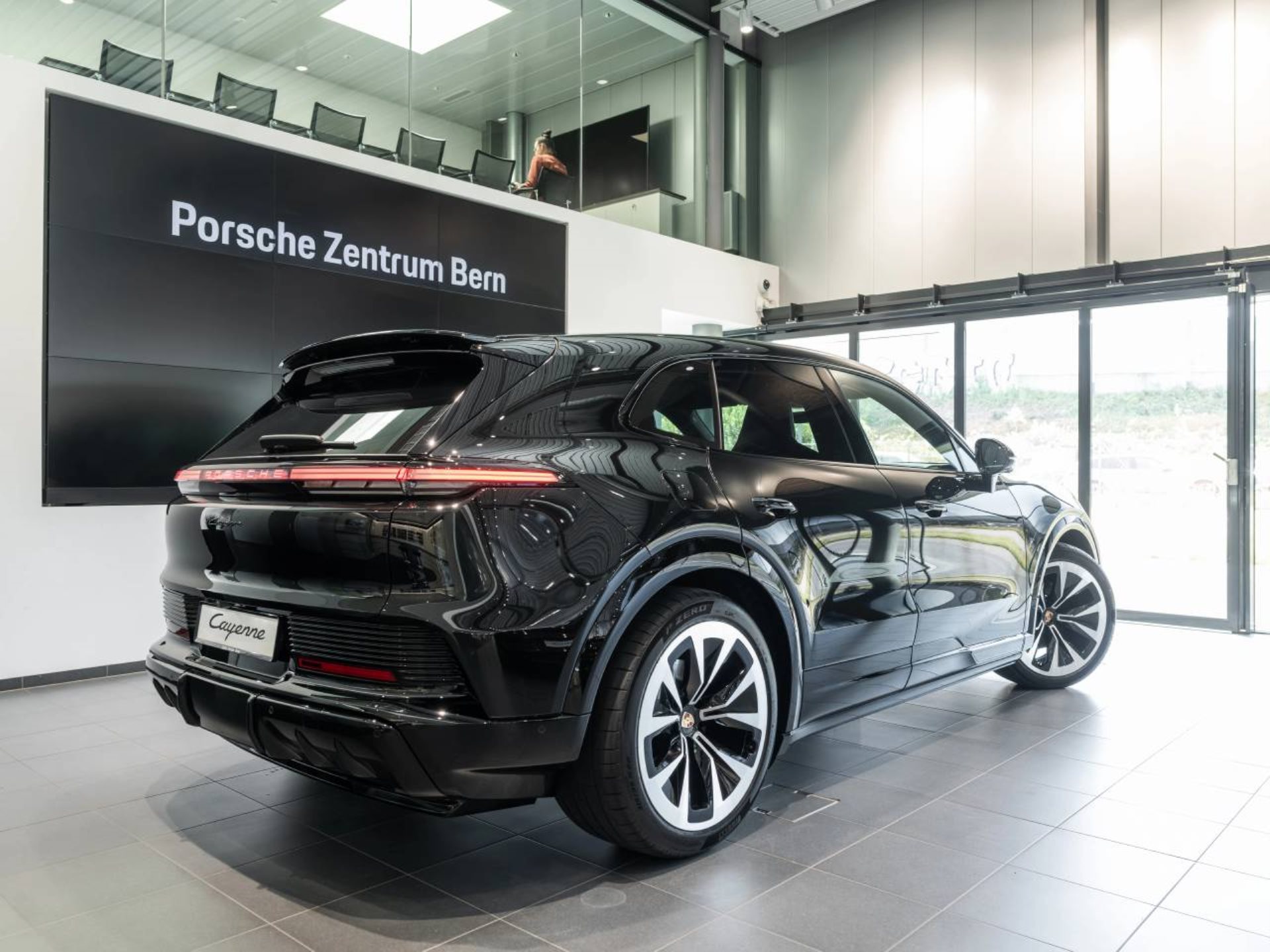 PORSCHE Cayenne Electric-image-2