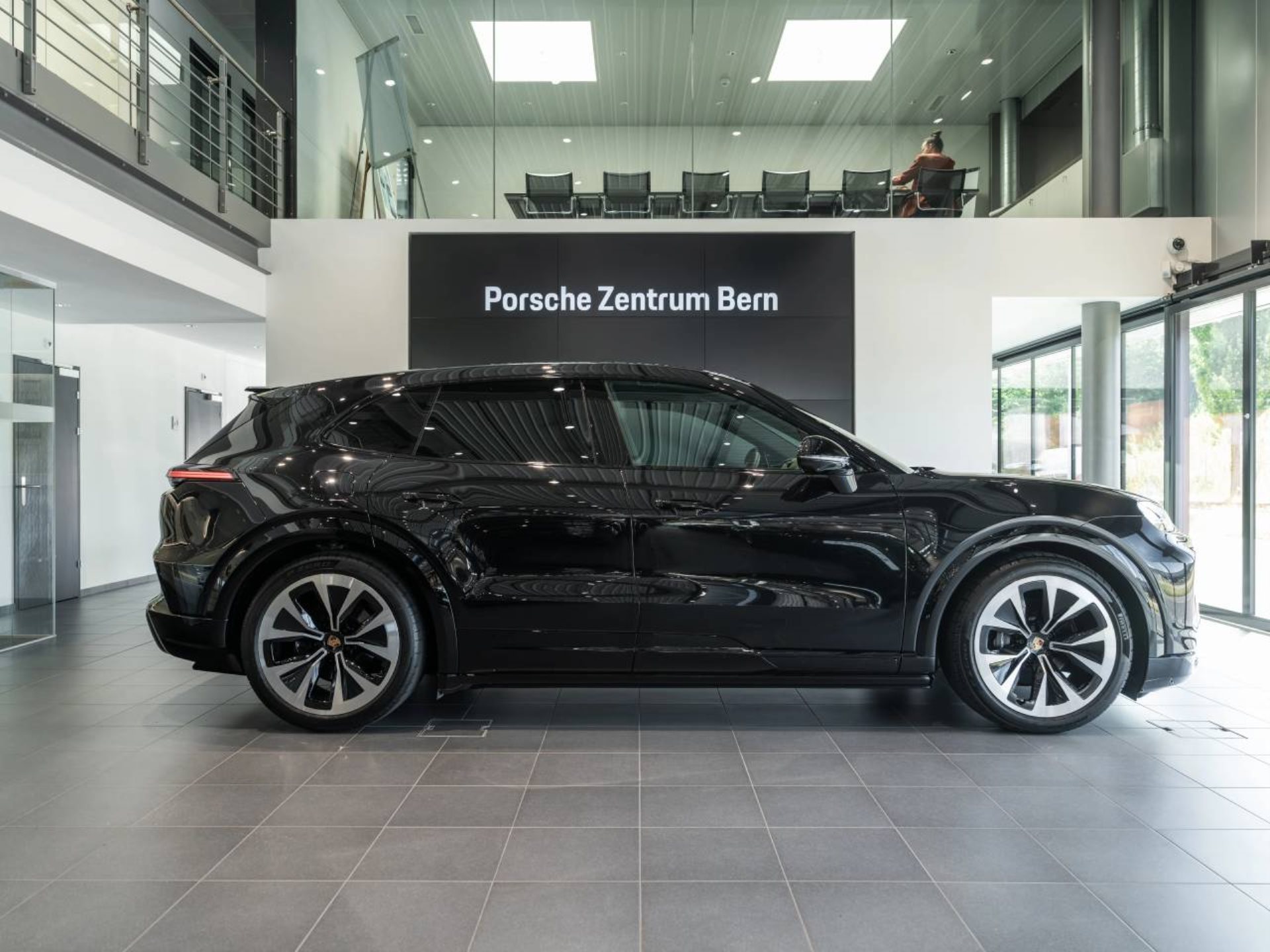PORSCHE Cayenne Electric-image-1