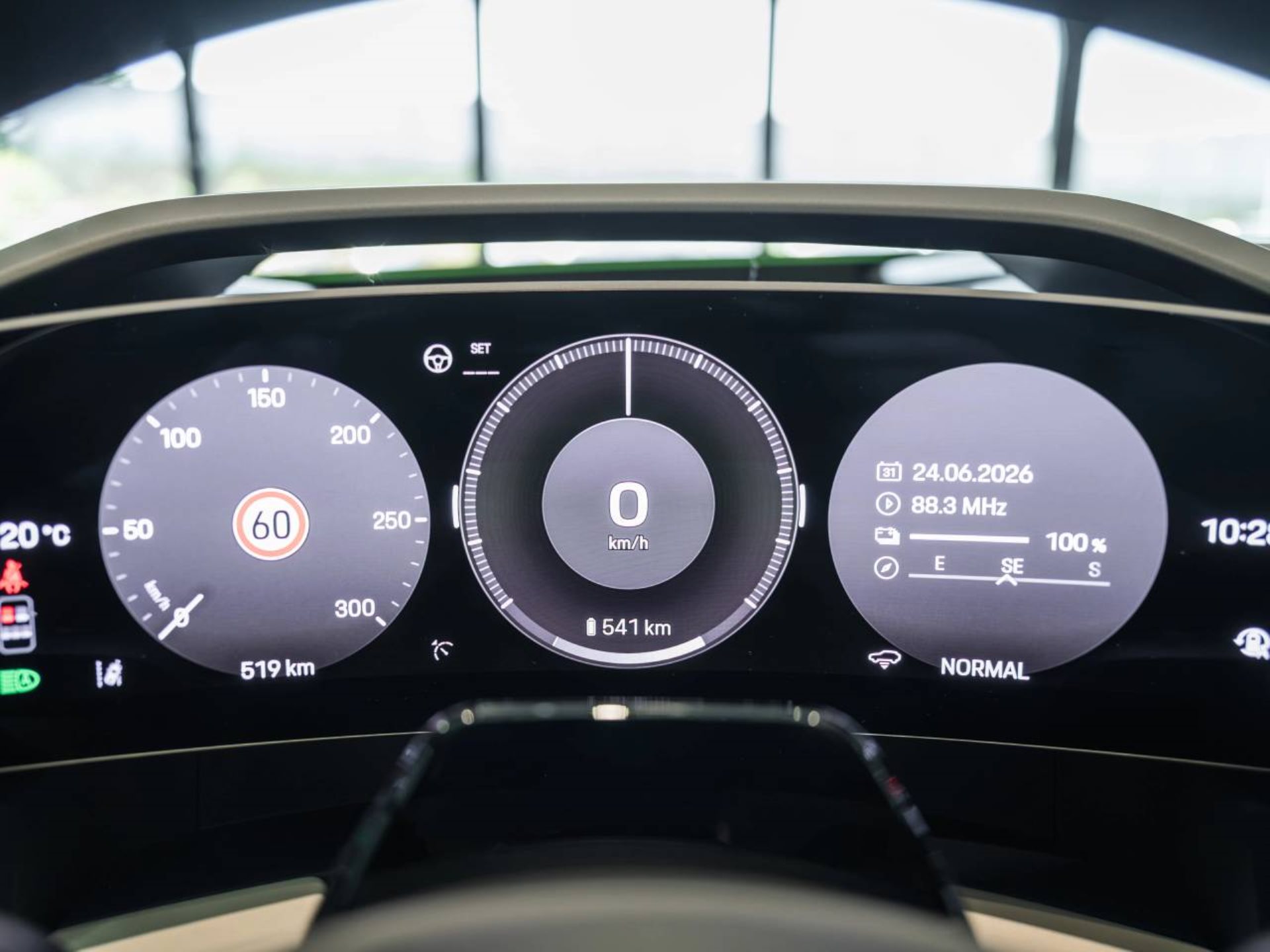 PORSCHE Cayenne Electric-image-15