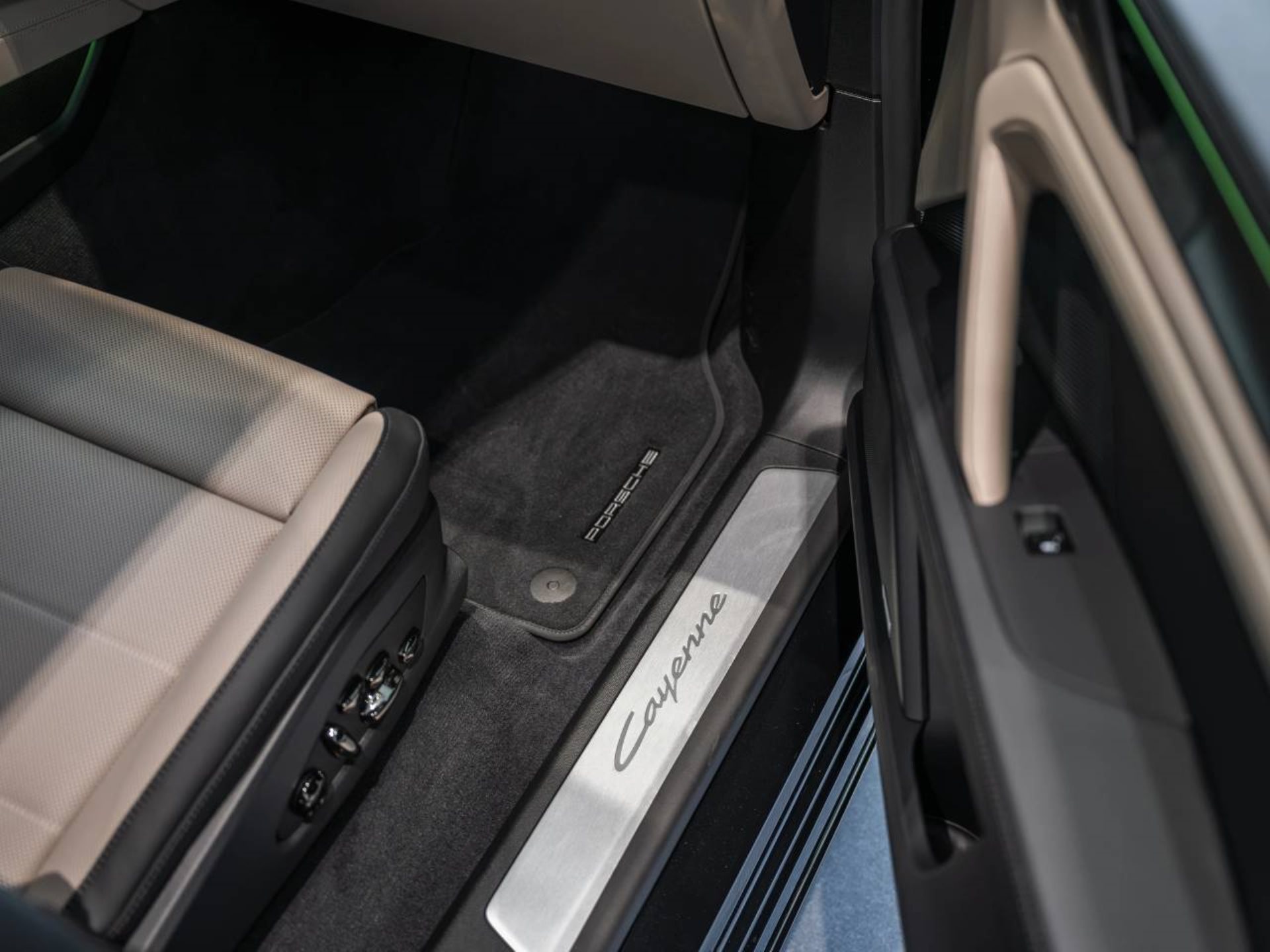 PORSCHE Cayenne Electric-image-23