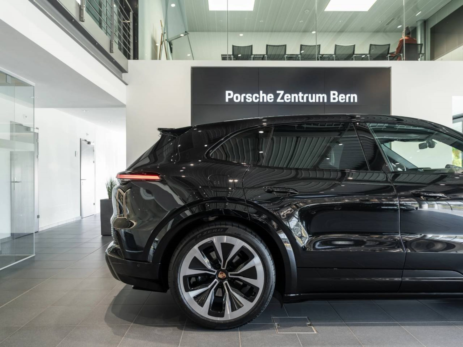 PORSCHE Cayenne Electric-image-11