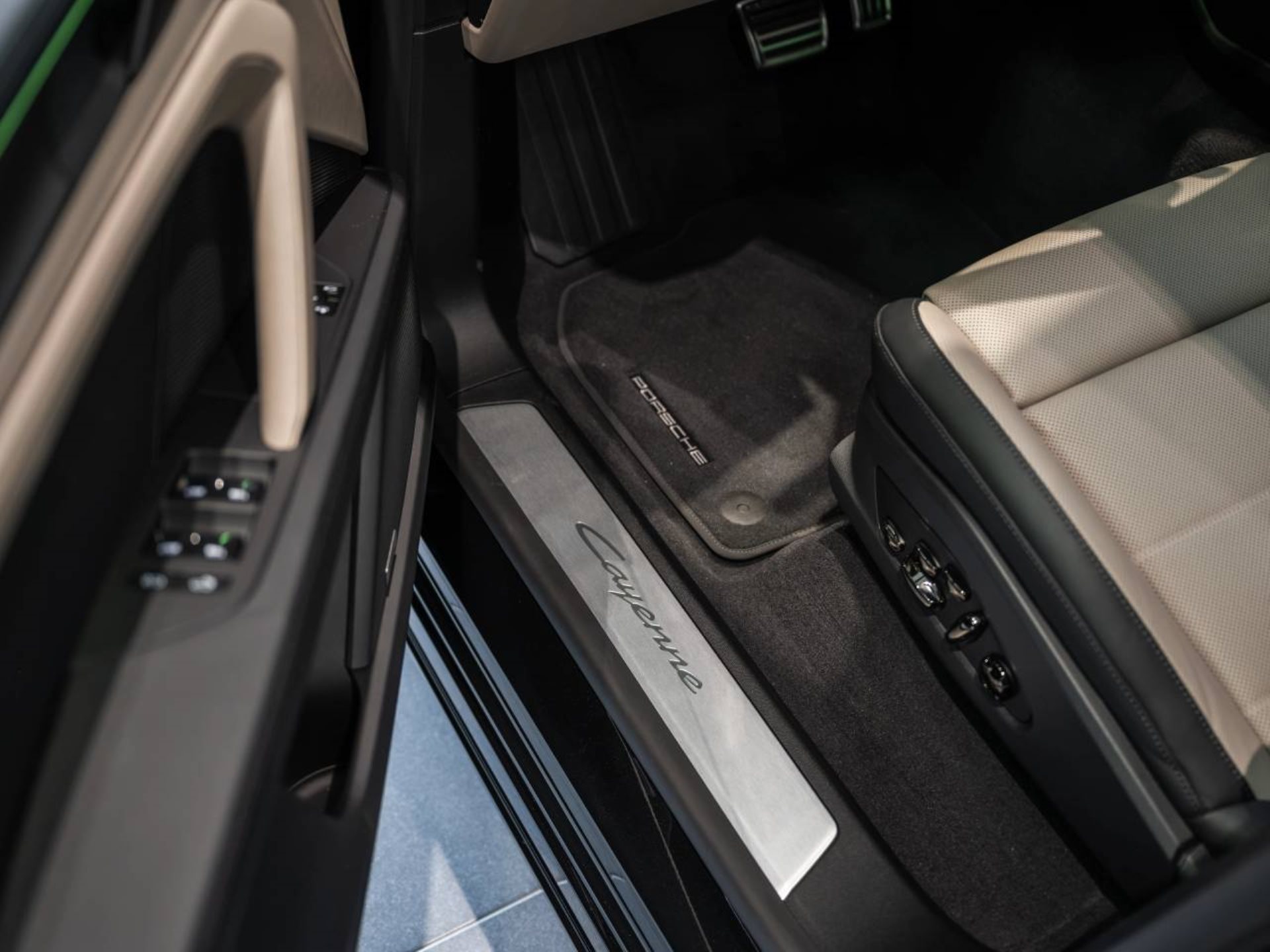 PORSCHE Cayenne Electric-image-21