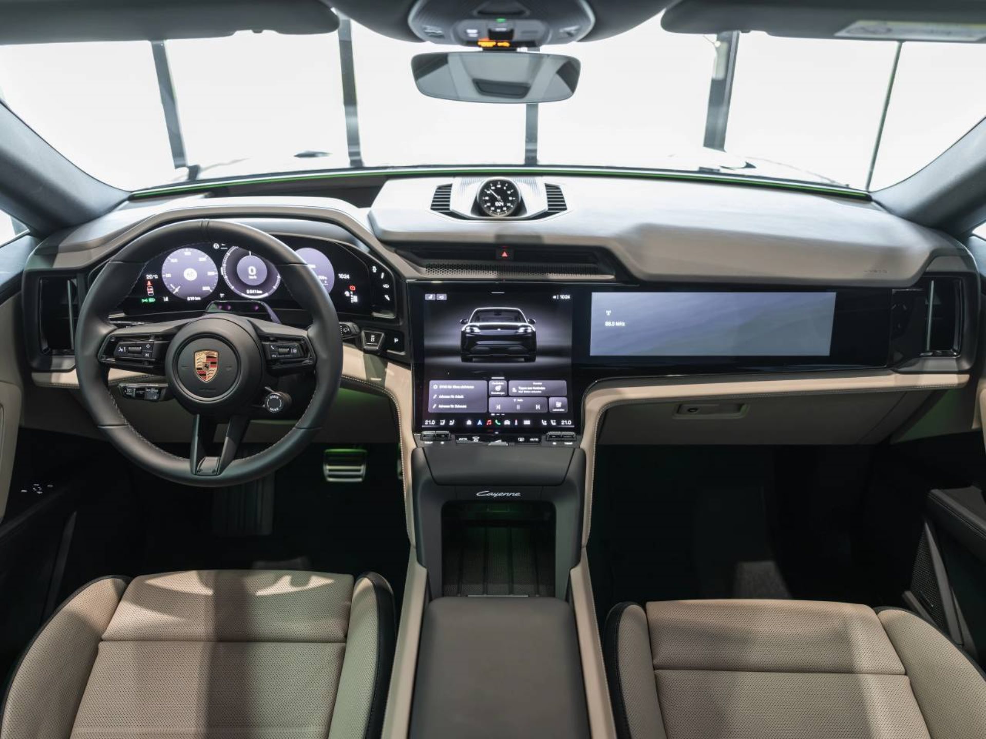 PORSCHE Cayenne Electric-image-16