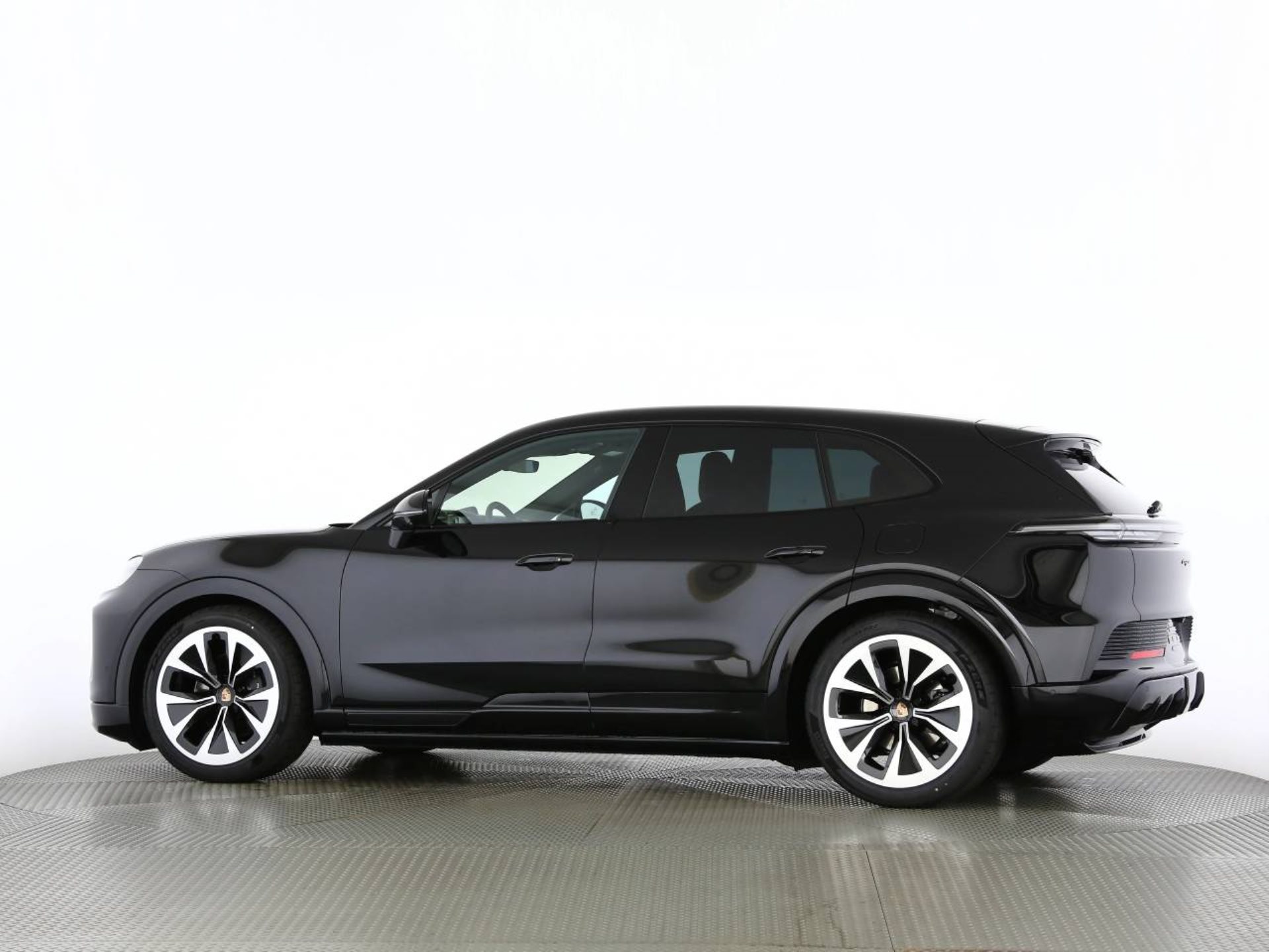 PORSCHE Cayenne Electric-image-11