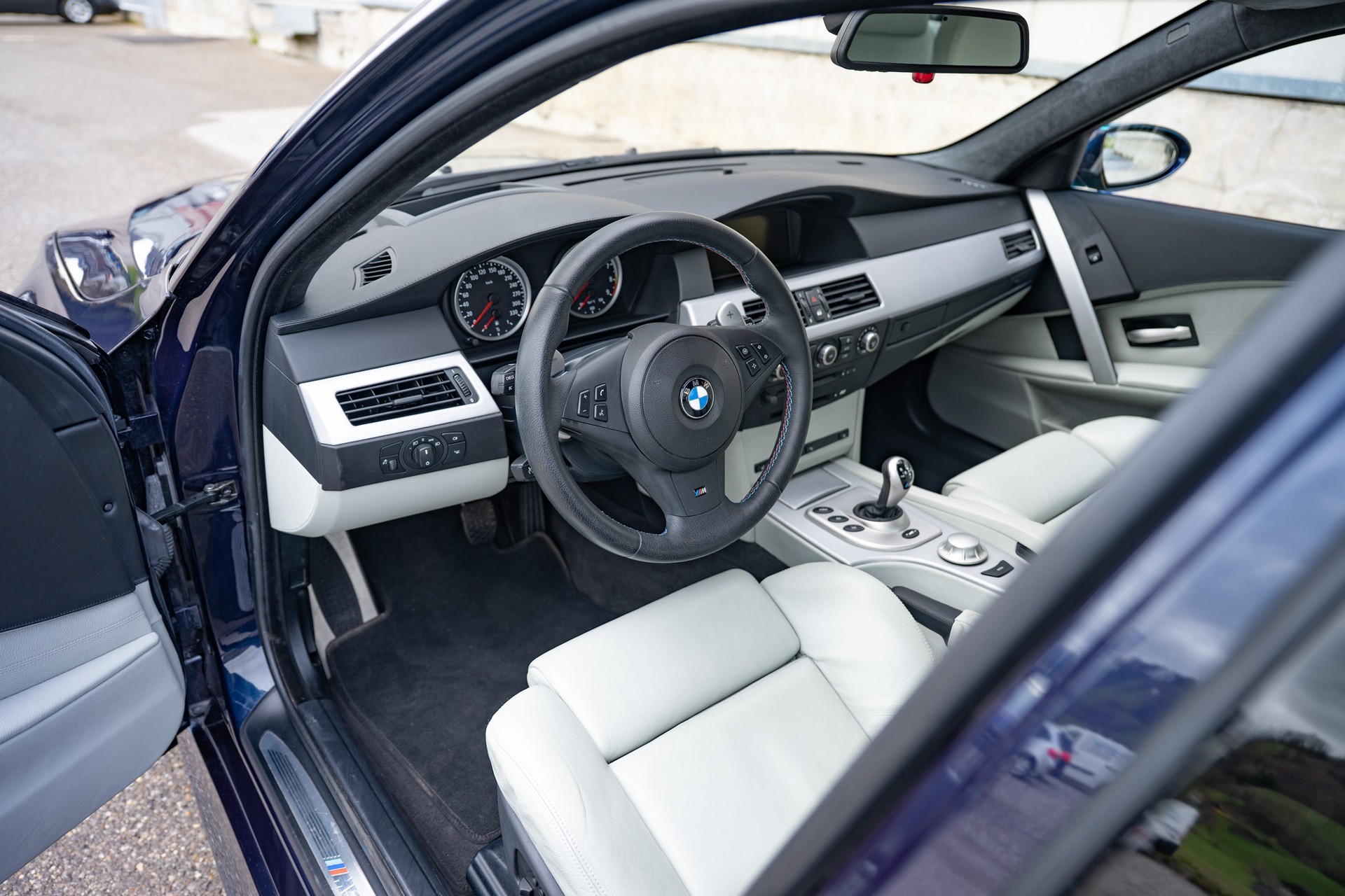 BMW M5 E60 5.0 V10-image-11