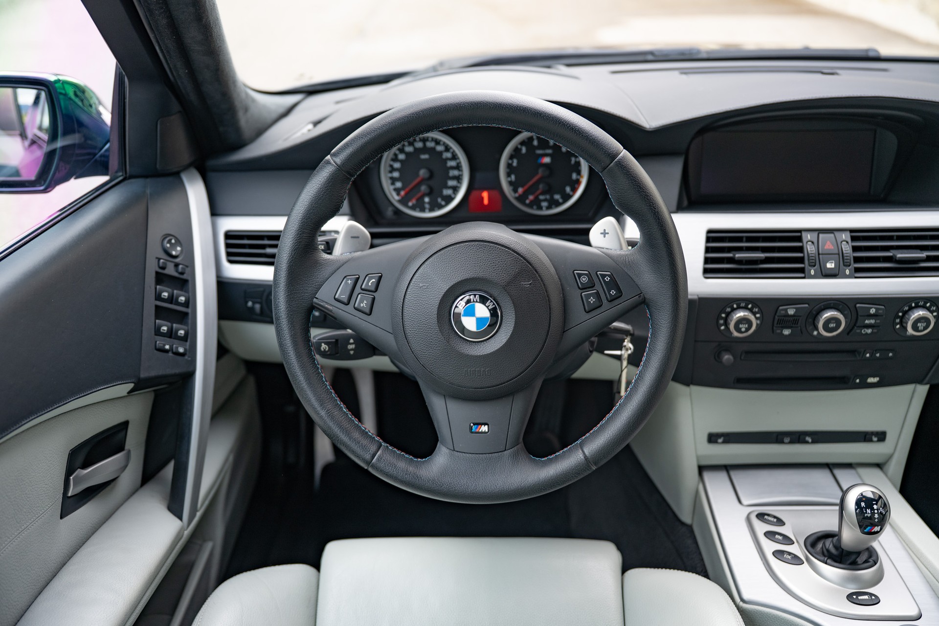 BMW M5 E60 5.0 V10-image-12