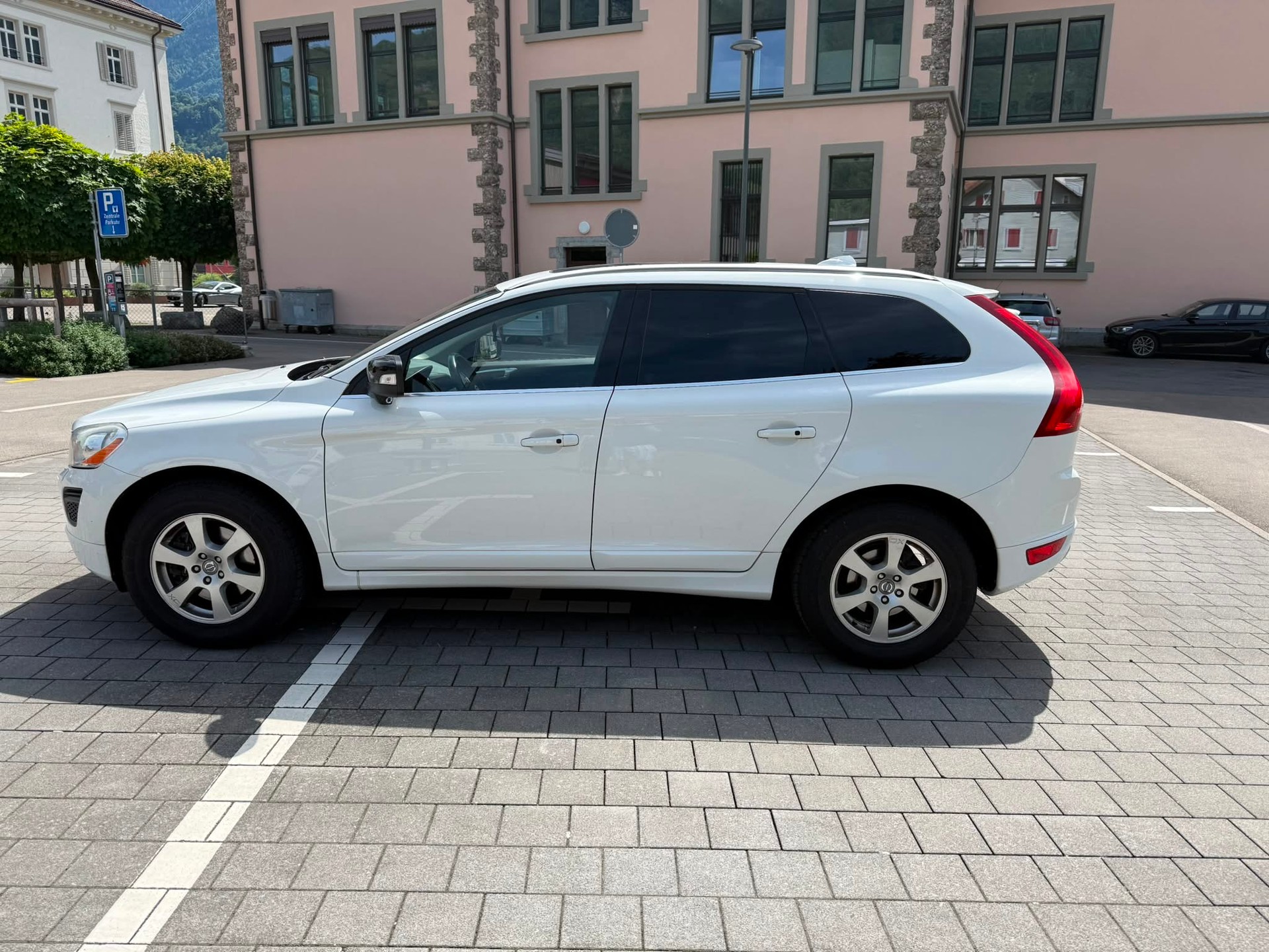 VOLVO XC60 D5 AWD Momentum Geartronic-image-13
