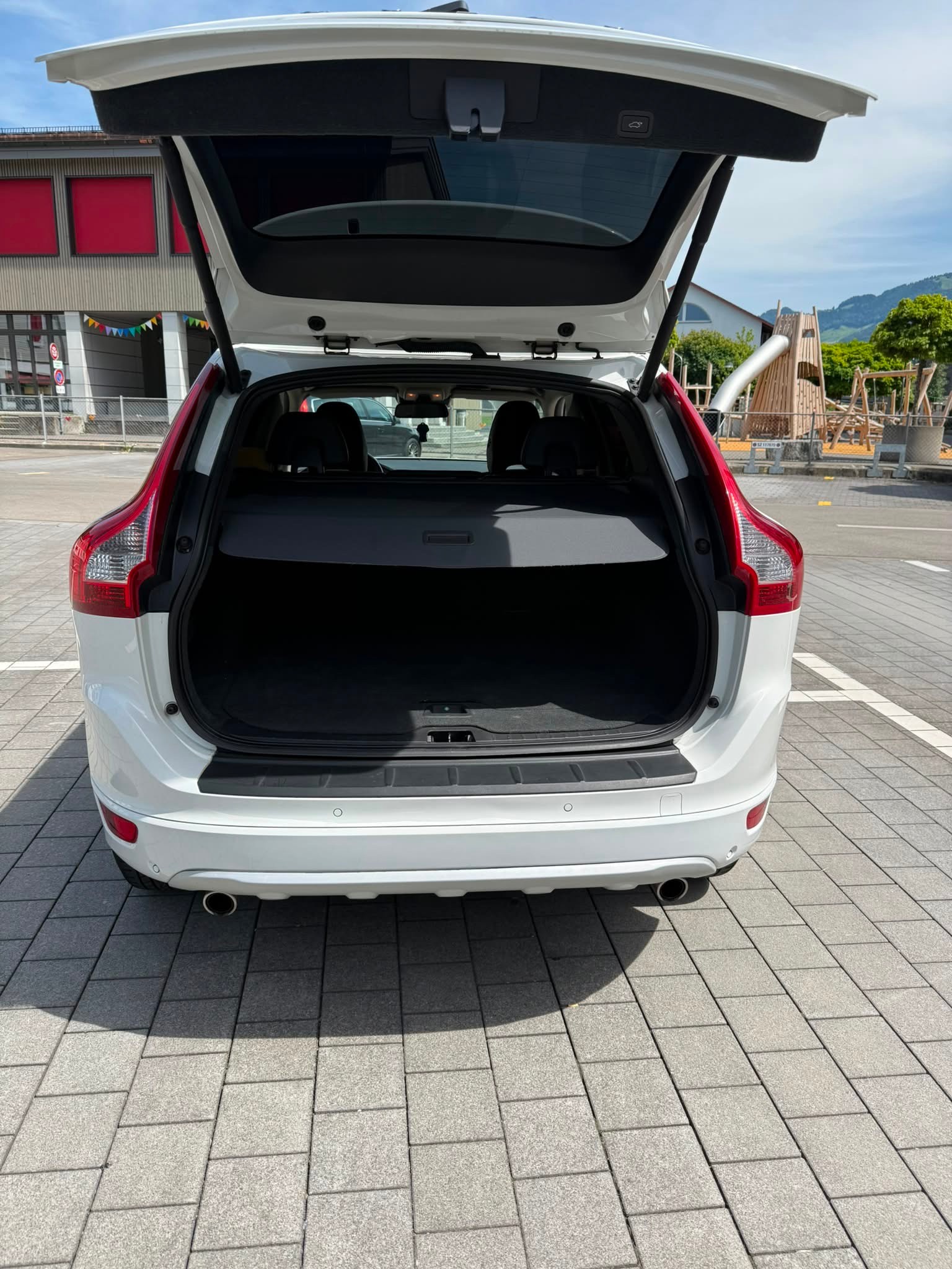VOLVO XC60 D5 AWD Momentum Geartronic-image-16