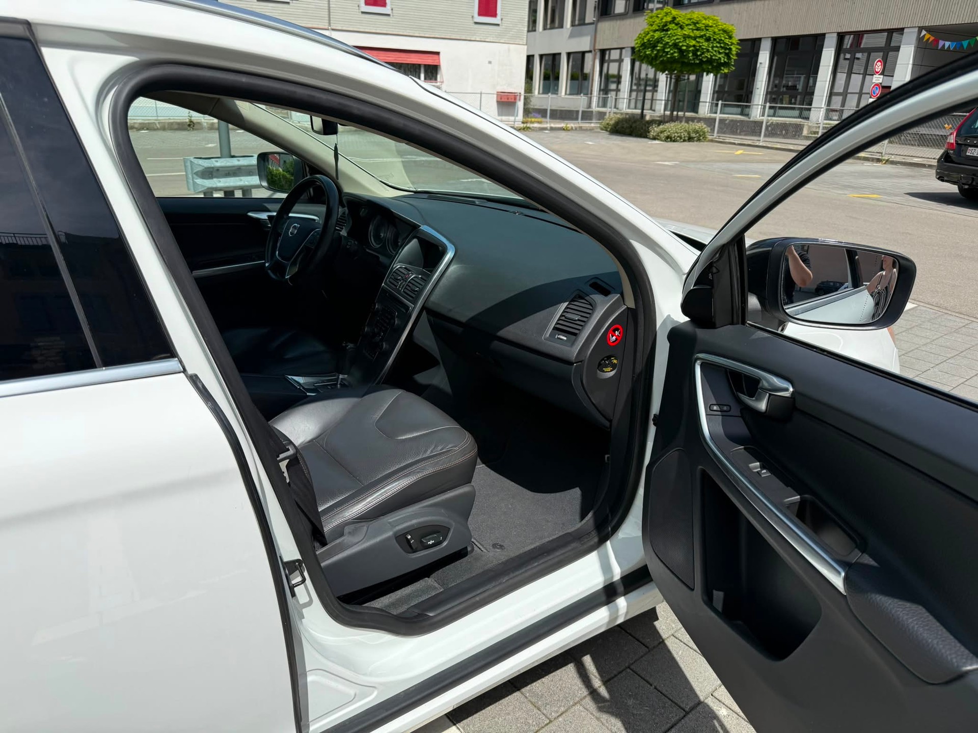 VOLVO XC60 D5 AWD Momentum Geartronic-image-8
