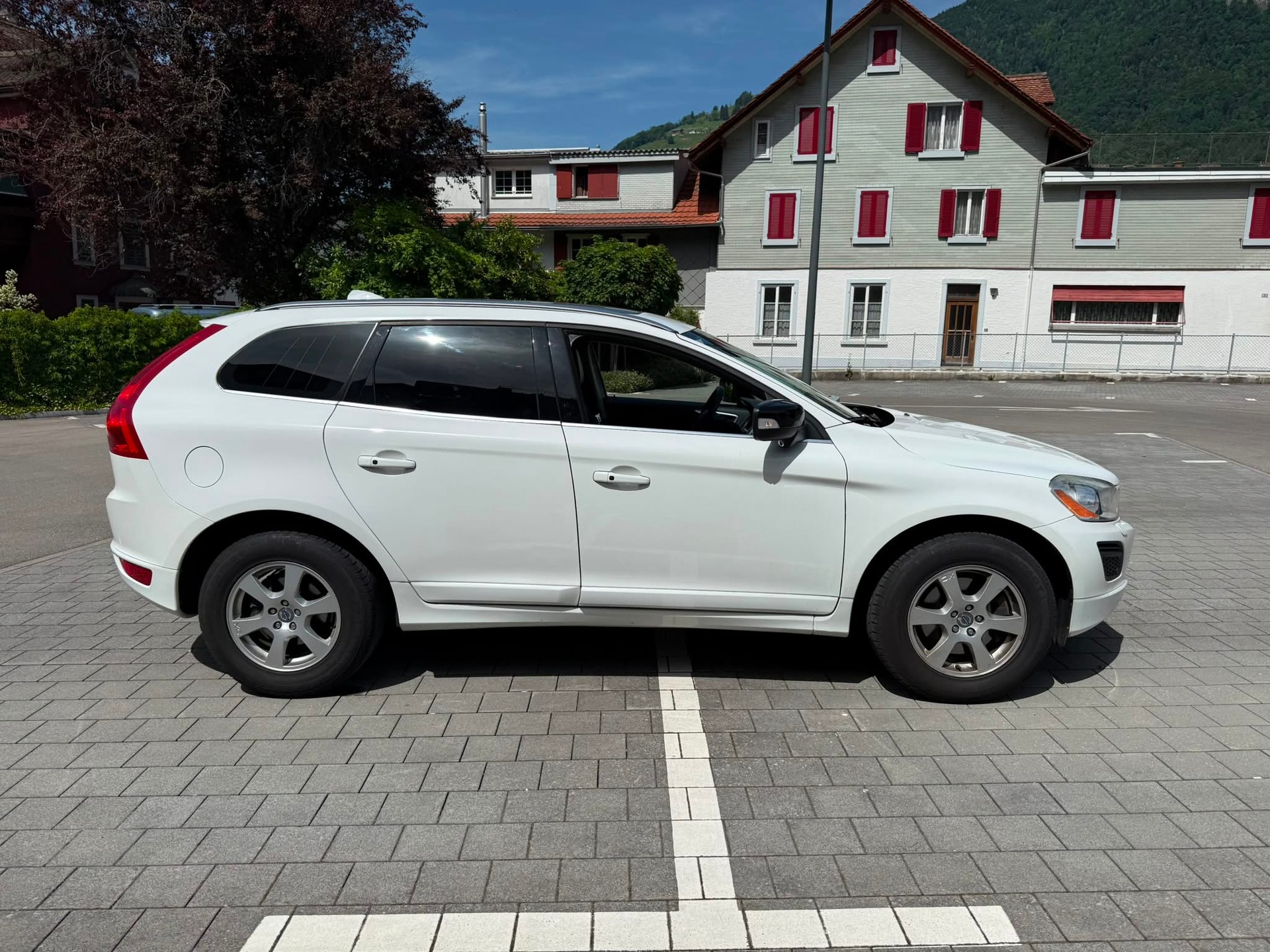 VOLVO XC60 D5 AWD Momentum Geartronic-image-3