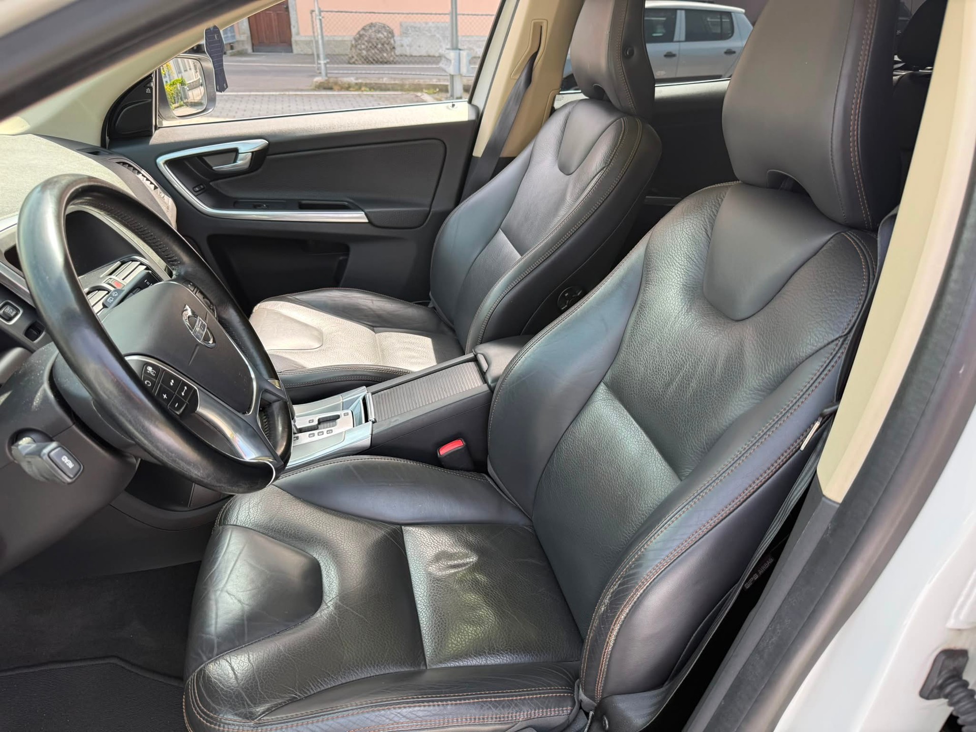 VOLVO XC60 D5 AWD Momentum Geartronic-image-7