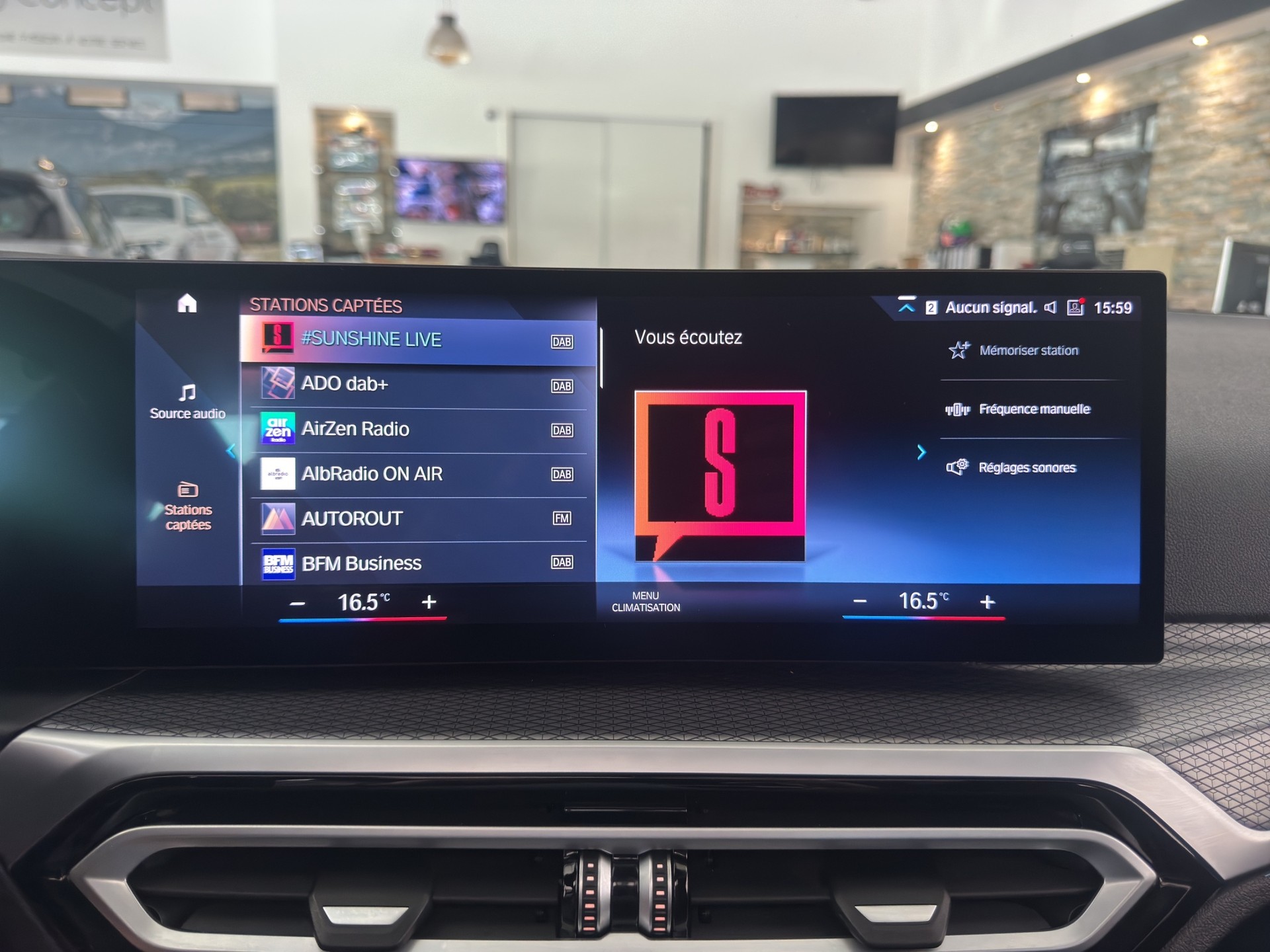 BMW 330e x DriveTouring Steptronic M Sport-image-26