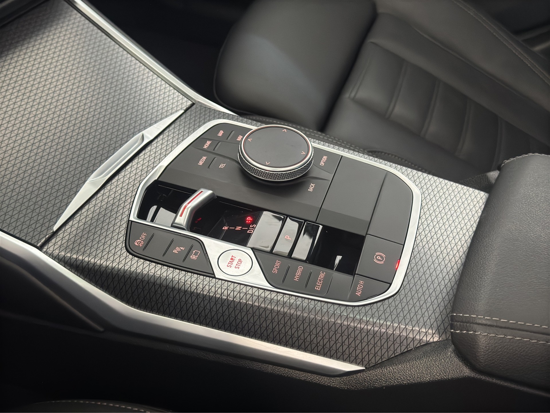 BMW 330e x DriveTouring Steptronic M Sport-image-13