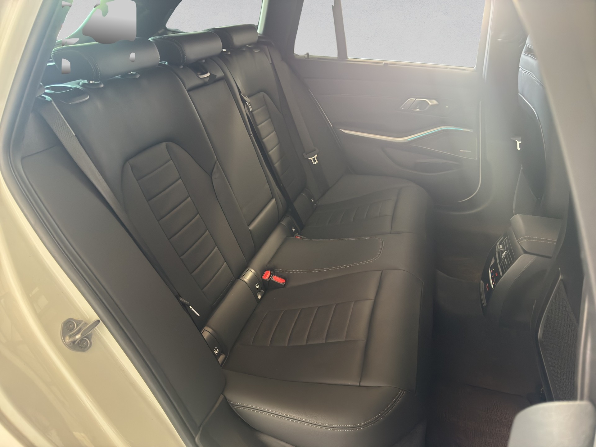 BMW 330e x DriveTouring Steptronic M Sport-image-17