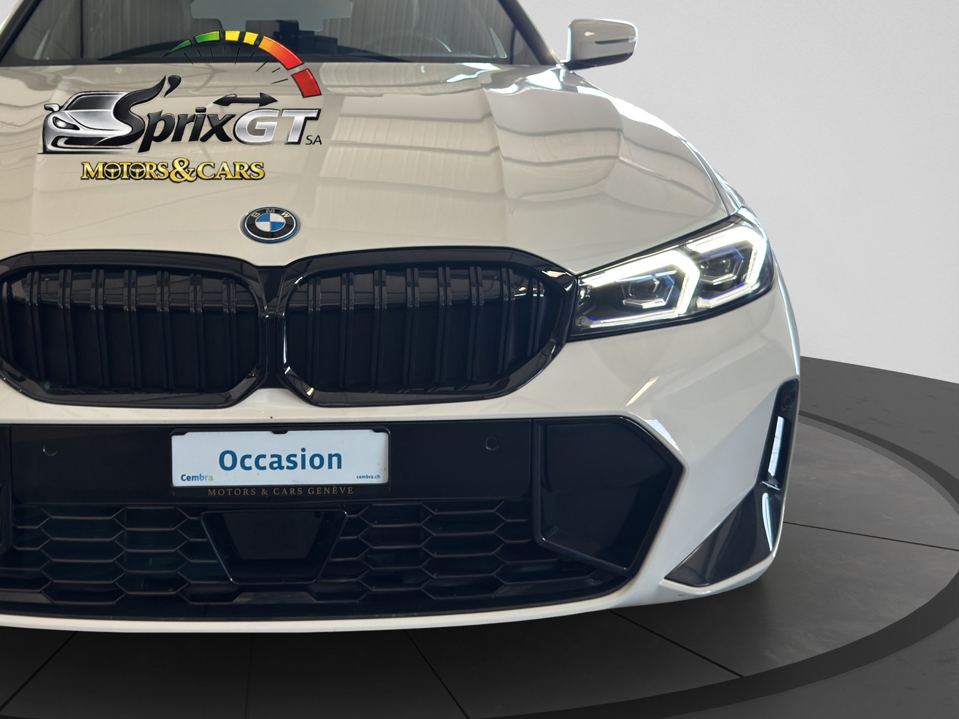 BMW 330e x DriveTouring Steptronic M Sport-image-7