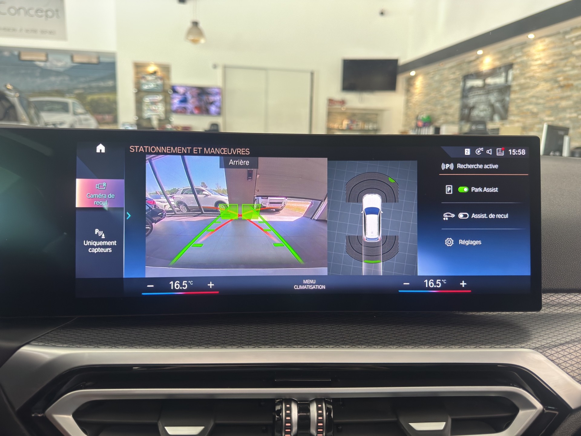 BMW 330e x DriveTouring Steptronic M Sport-image-24