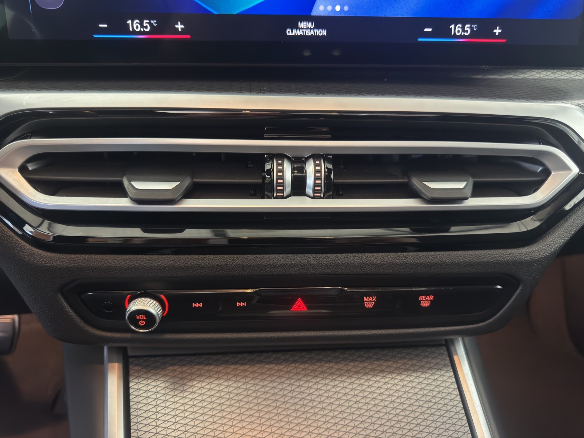 BMW 330e x DriveTouring Steptronic M Sport-image-14