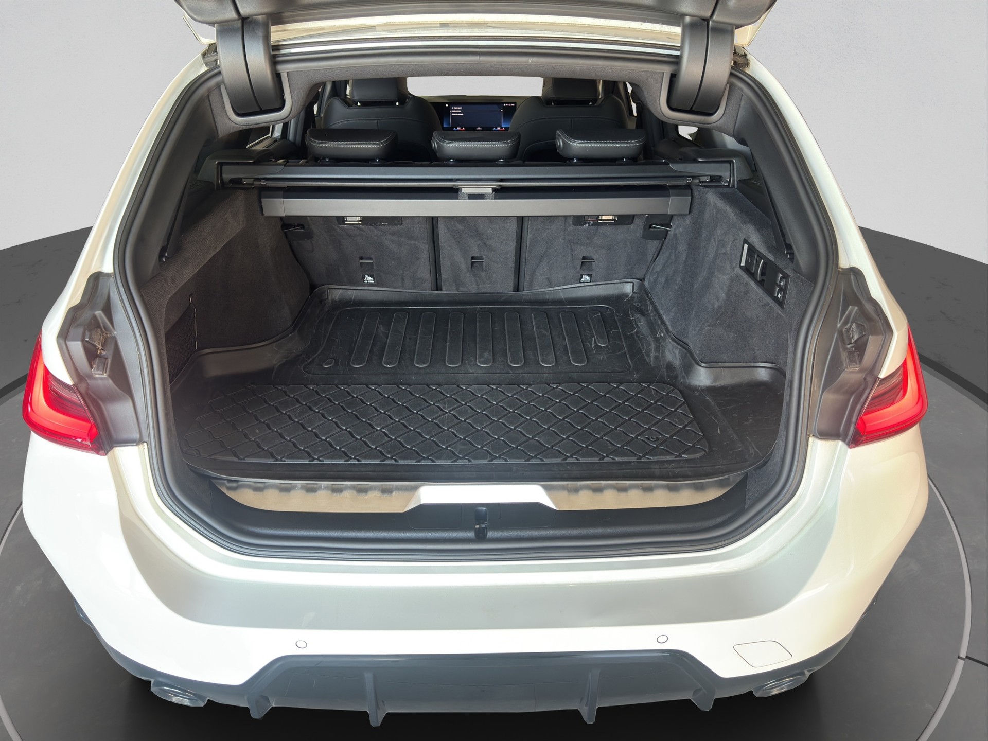 BMW 330e x DriveTouring Steptronic M Sport-image-16