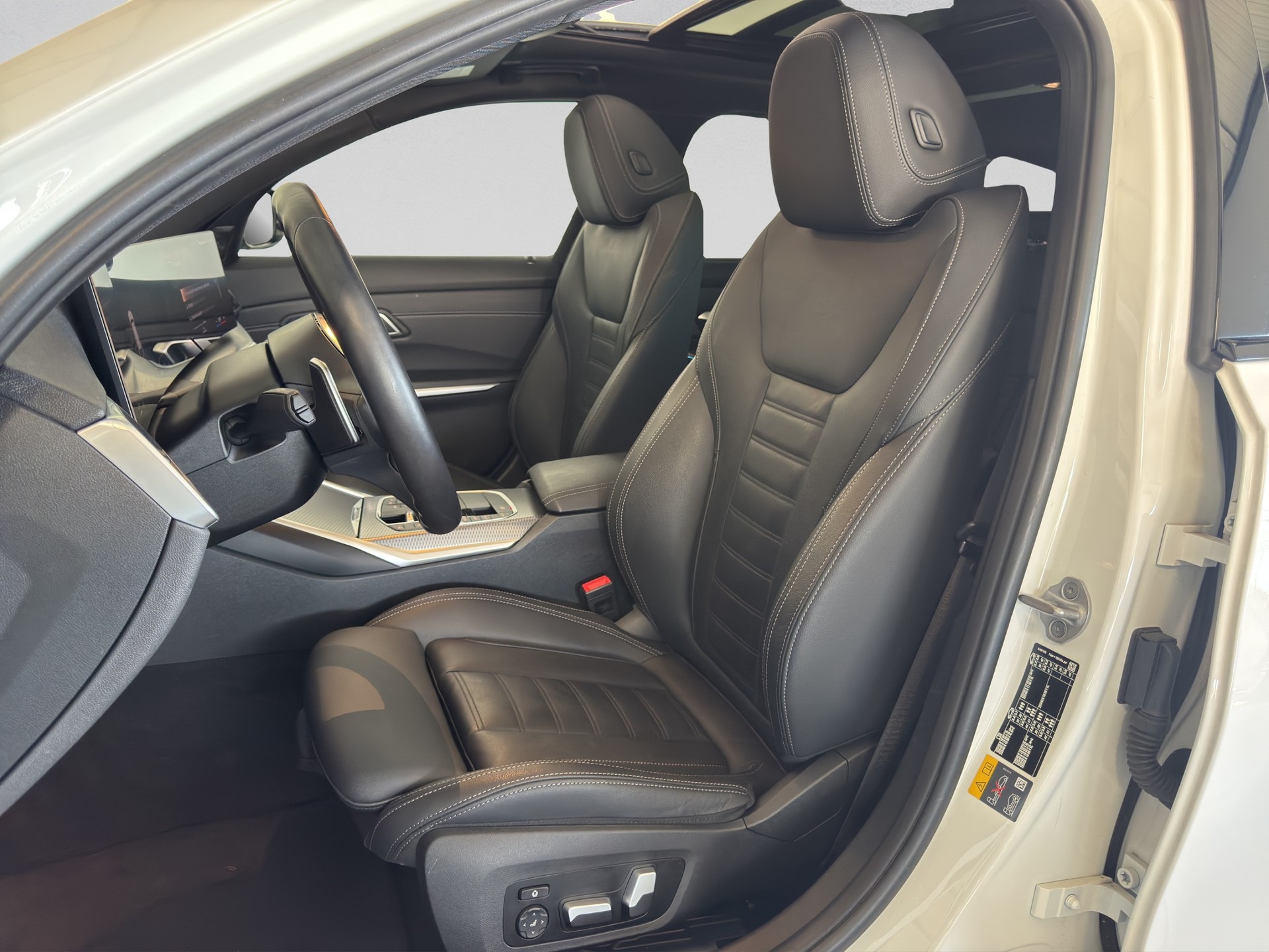 BMW 330e x DriveTouring Steptronic M Sport-image-8