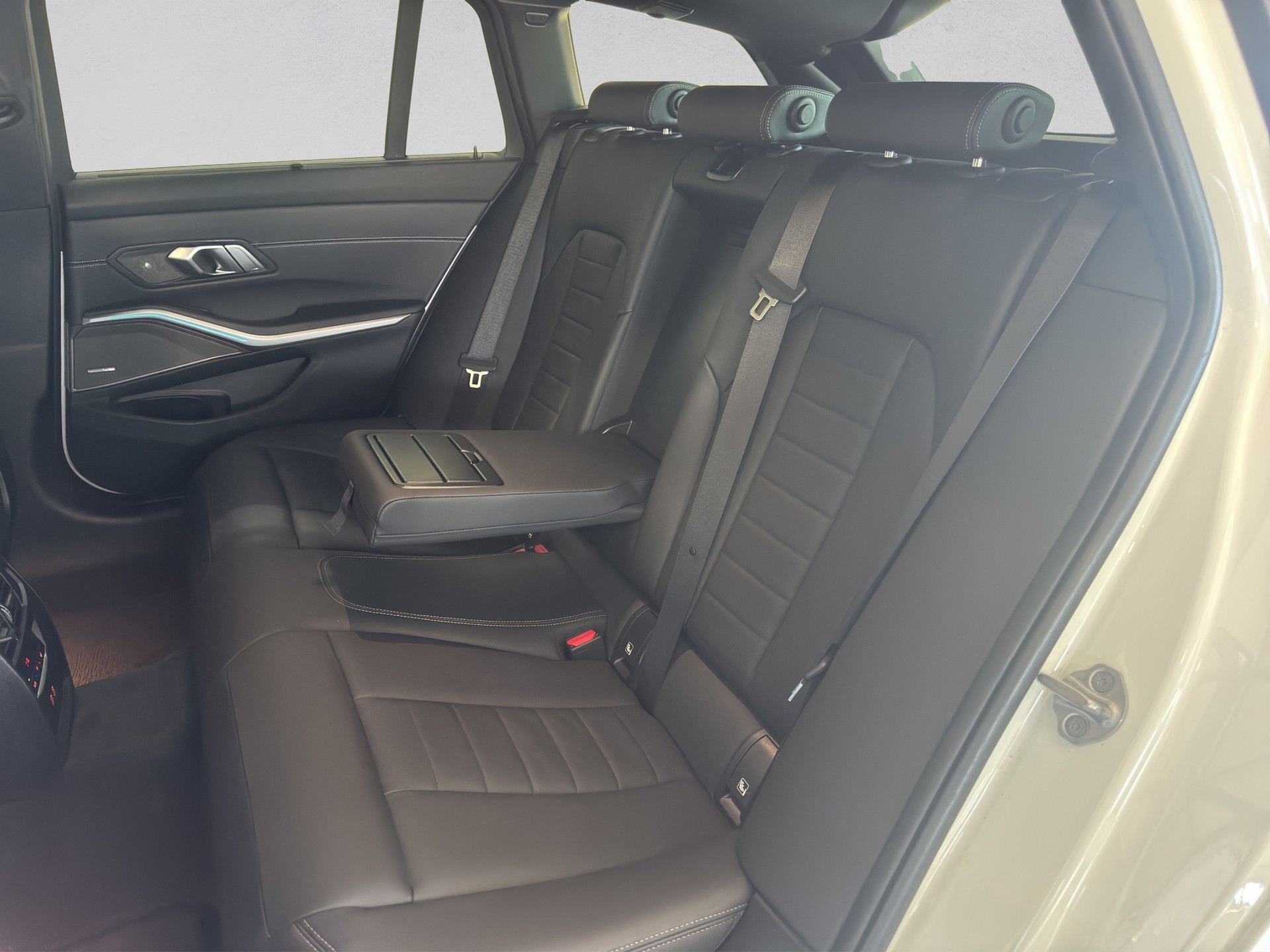 BMW 330e x DriveTouring Steptronic M Sport-image-12