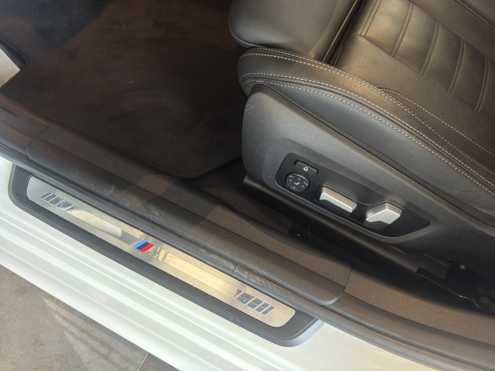 BMW 330e x DriveTouring Steptronic M Sport-image-19