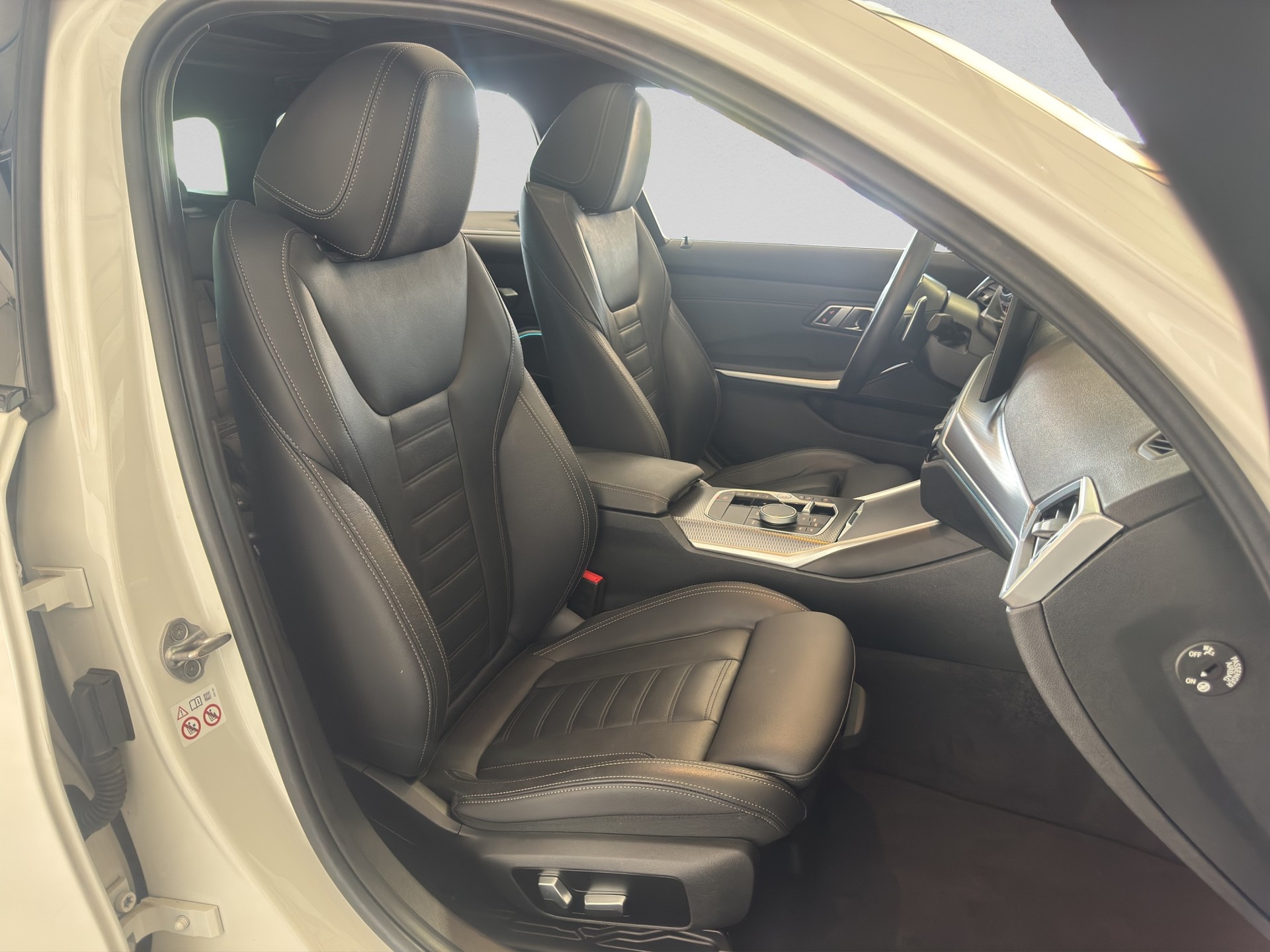 BMW 330e x DriveTouring Steptronic M Sport-image-15
