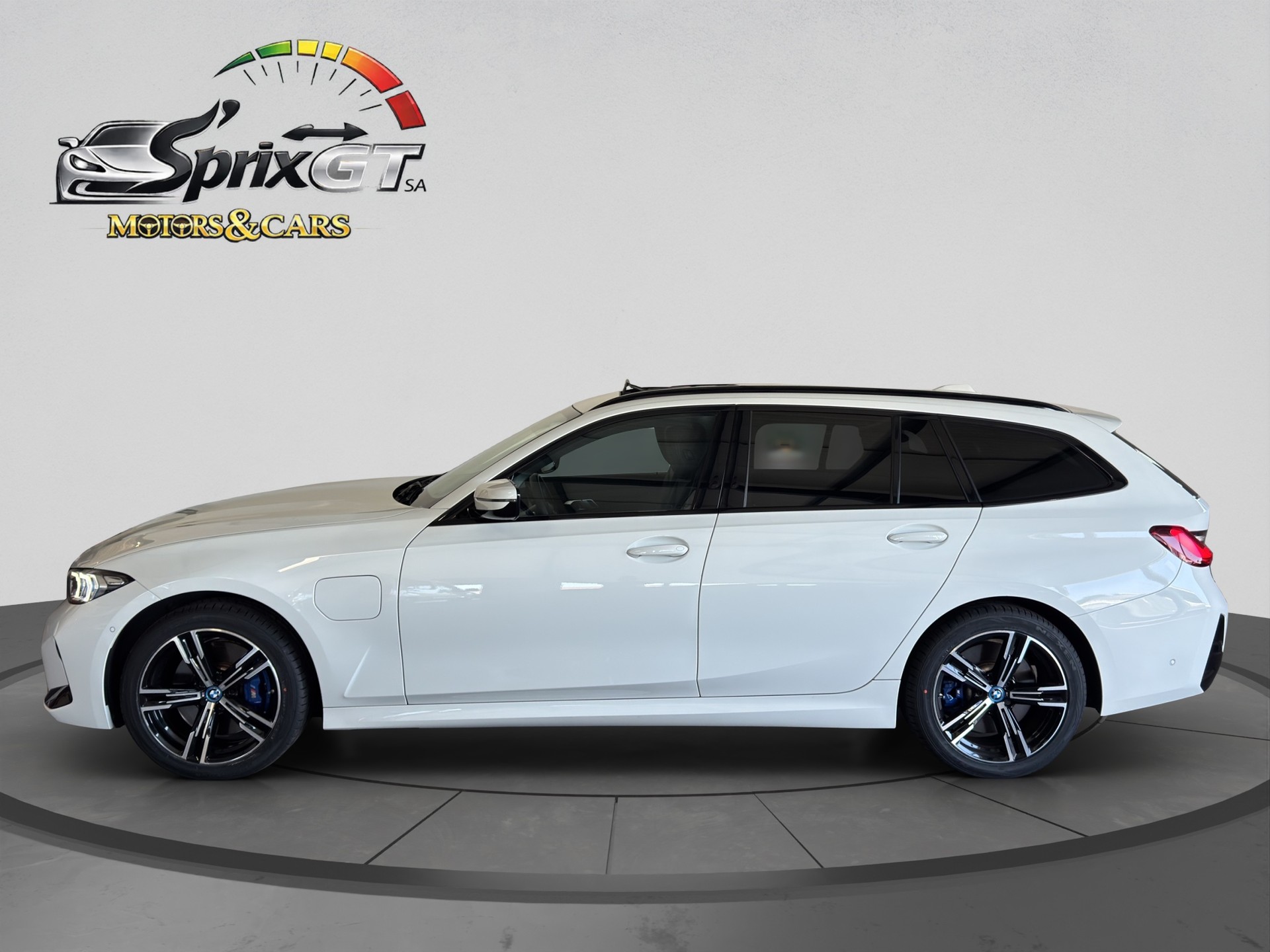BMW 330e x DriveTouring Steptronic M Sport-showroom-element-1