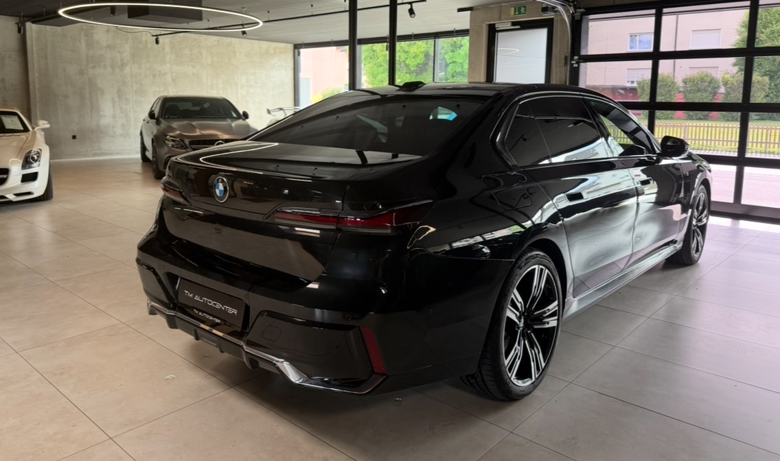 BMW 740d xDrive 48V M Sport Steptronic-image-2