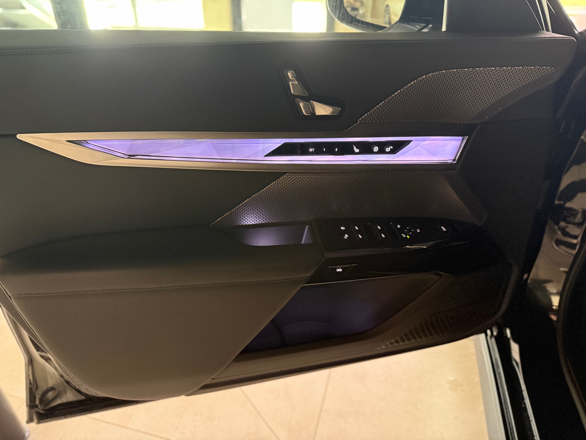 BMW 740d xDrive 48V M Sport Steptronic-image-8